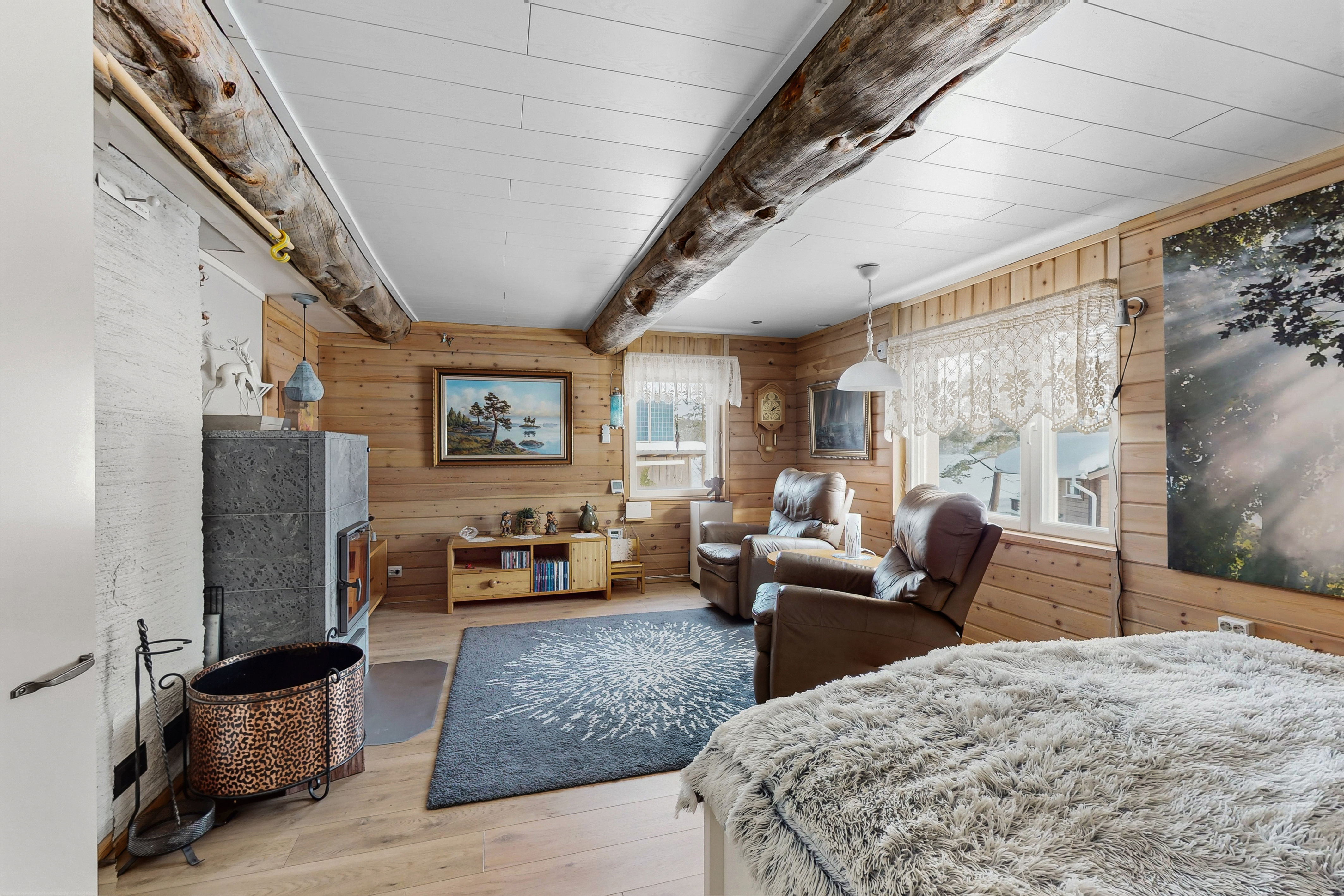 Ruokailutilan yhteydestä kulku makuuhuoneeseen