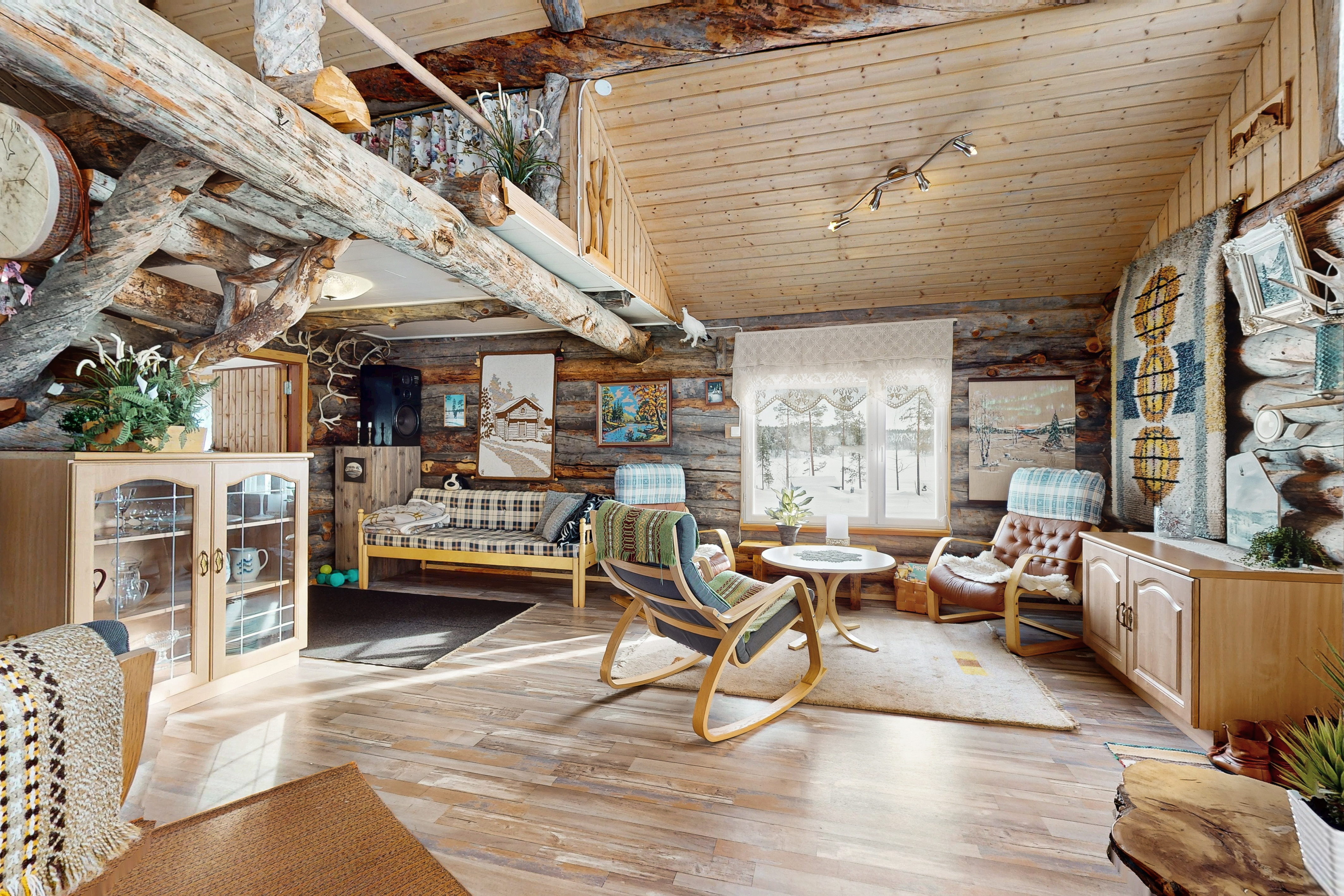 Oleskelutilan ikkunasta näkymät Inarijärvelle