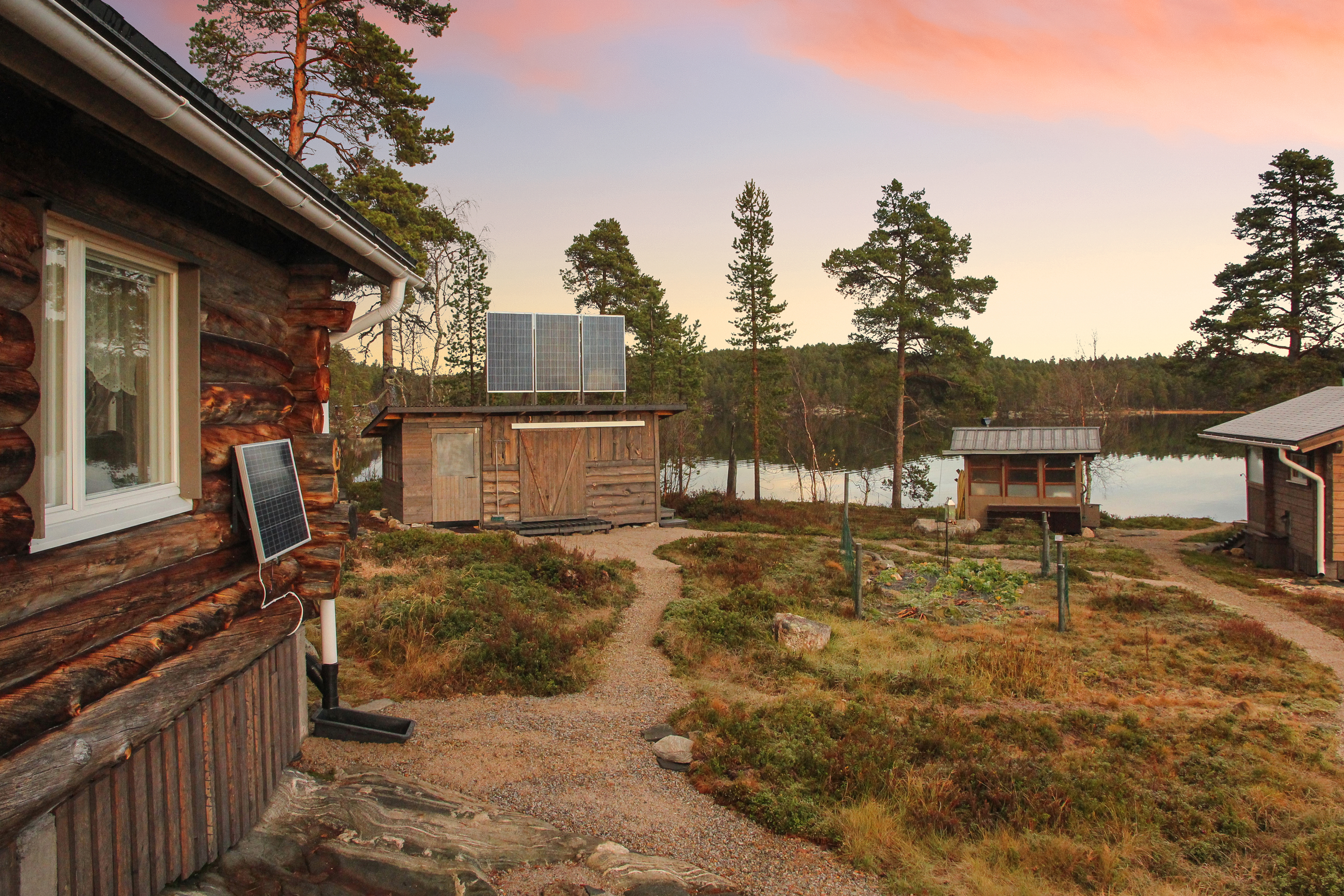 Takapihan puolella aurinkopaneelit, kesäkeittiö ja pihasauna