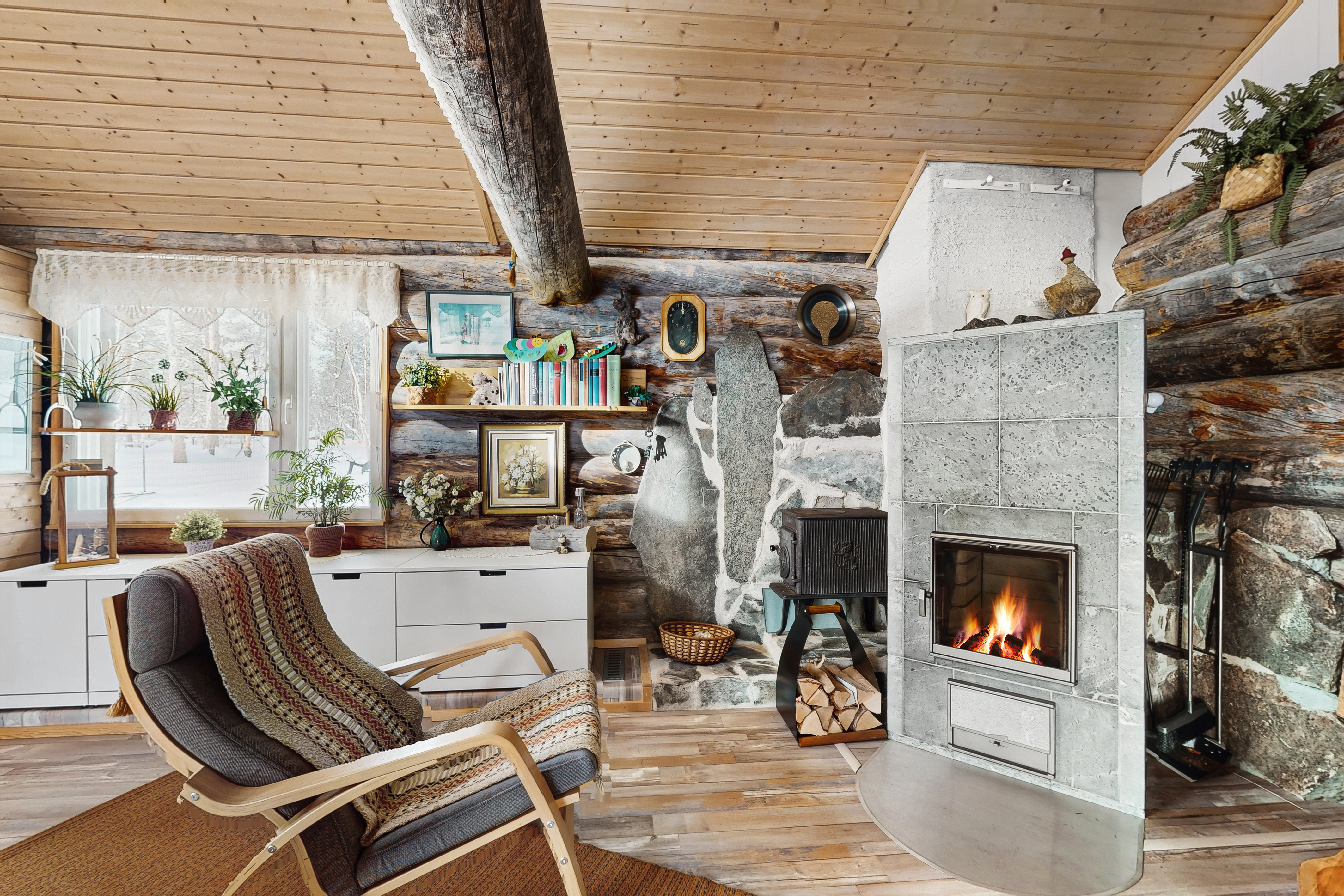 Oleskelutilassa varaava takka ja kamiina