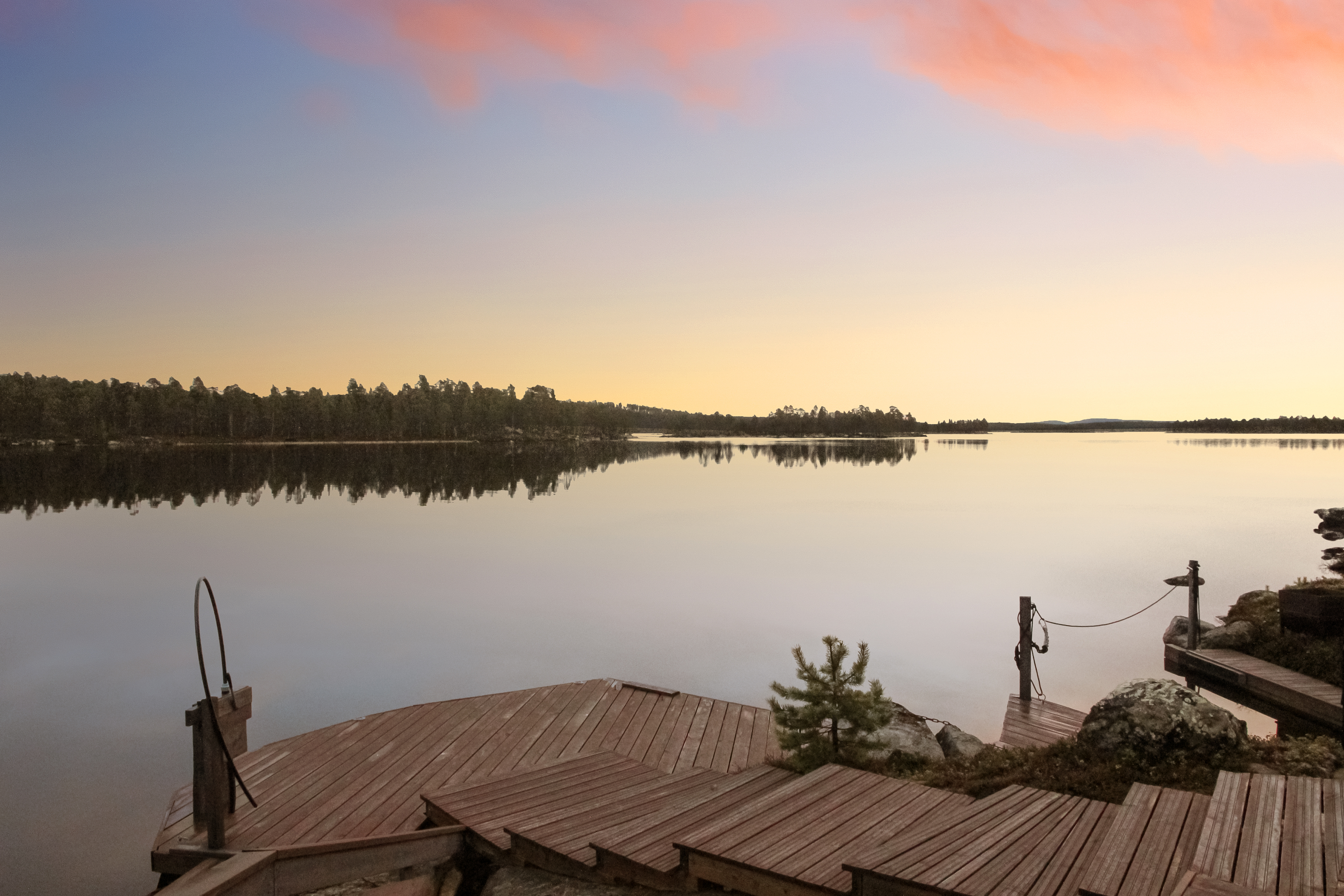 Iso ja tukeva laituri
