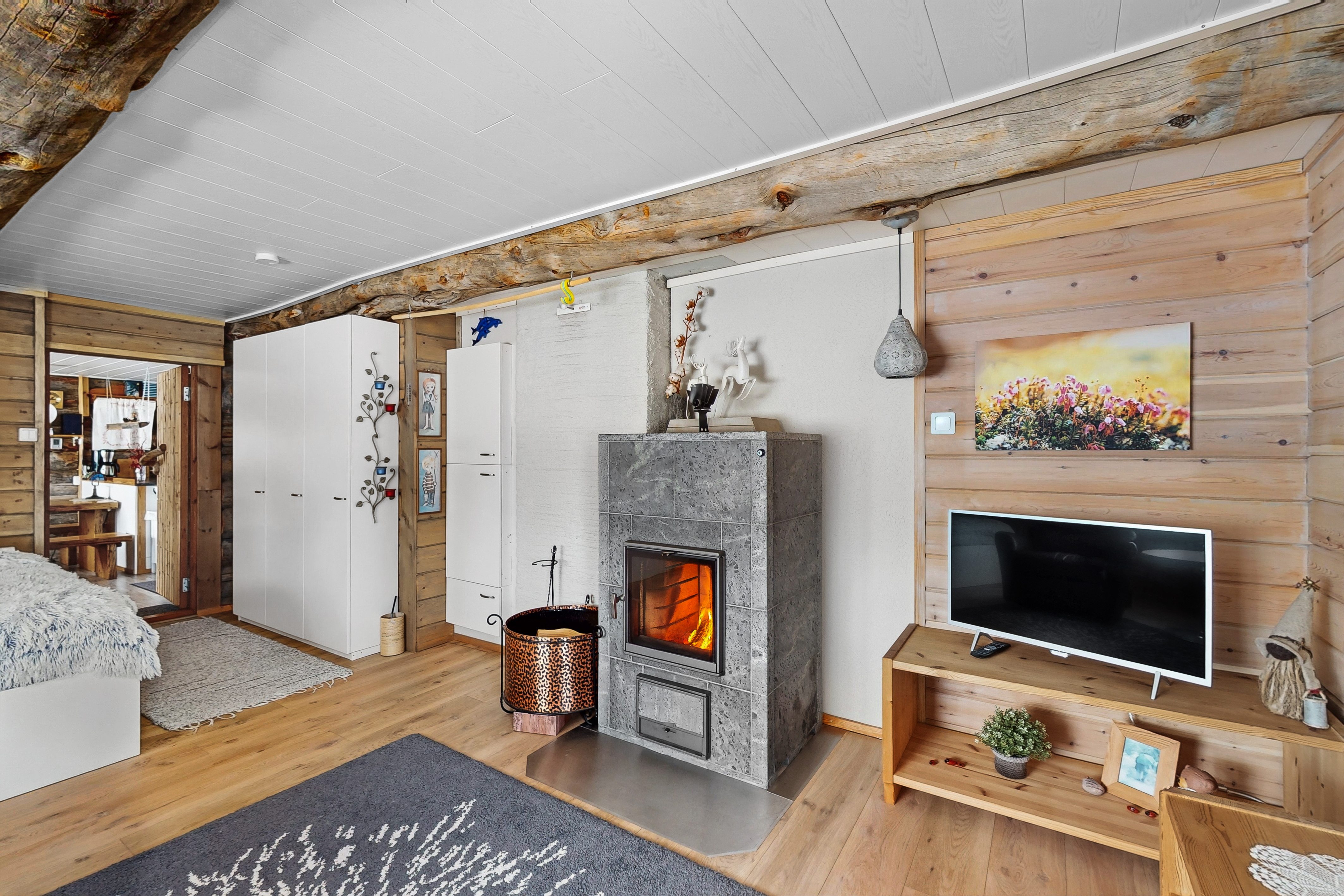 Makuuhuoneessa varaava takka