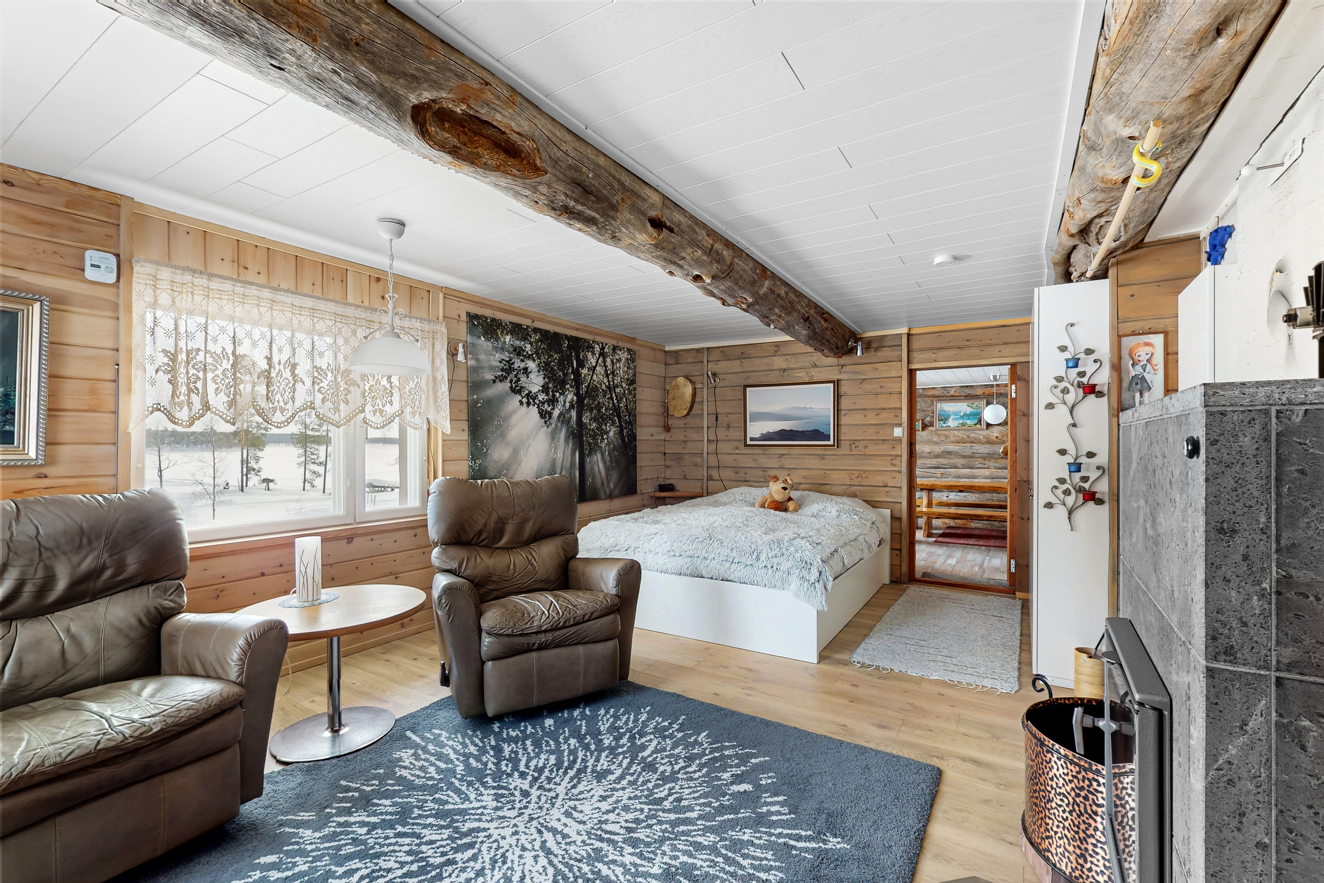 Näkymiä makuuhuoneesta ruokailutilan suuntaan