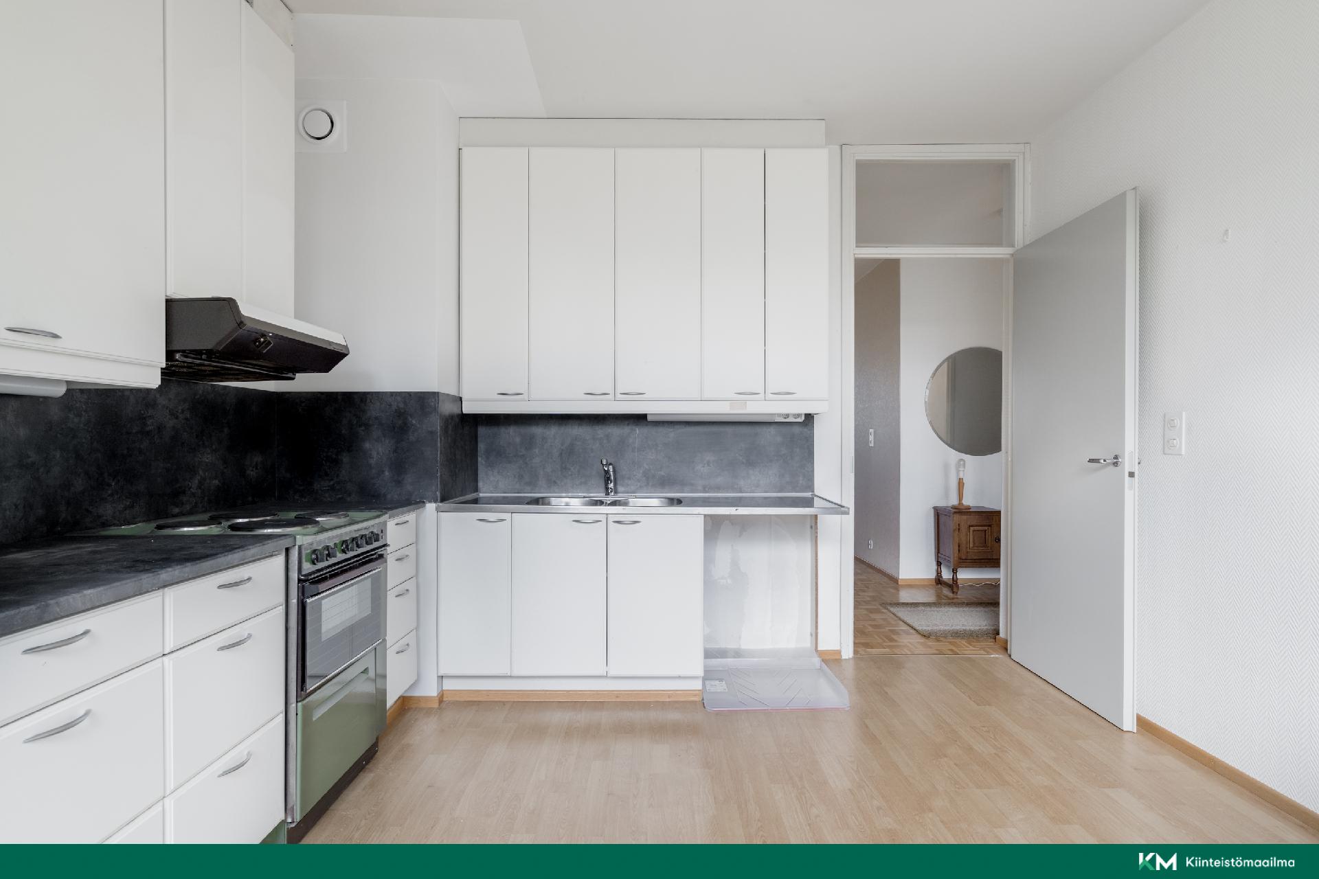 Keittiötä, paljon laskutilaa