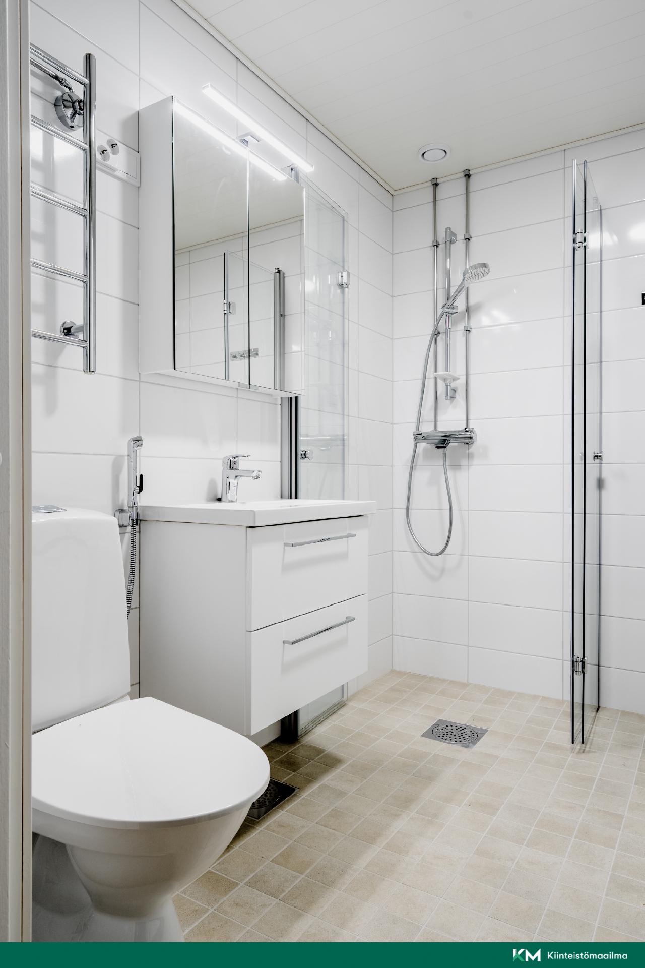 Uutuuttaan hohtava kylpyhuone