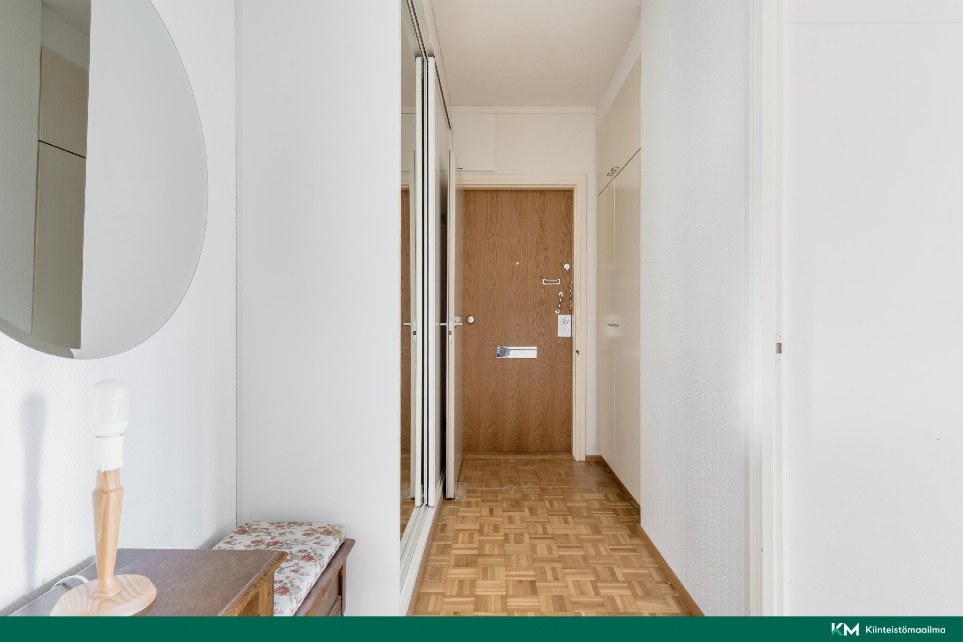 Eteisessä liukuovikaapisto