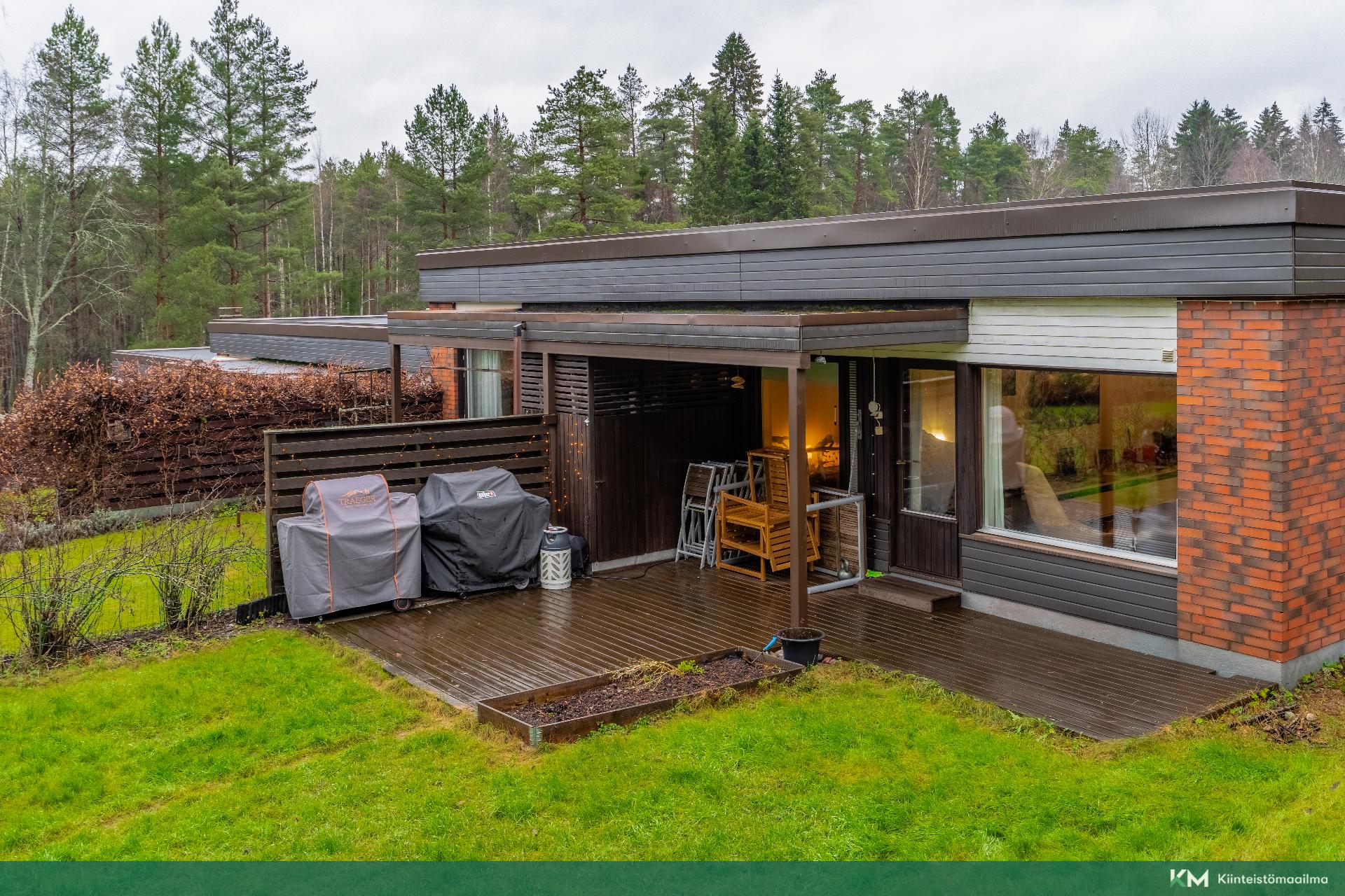 Terassi pihan puolella