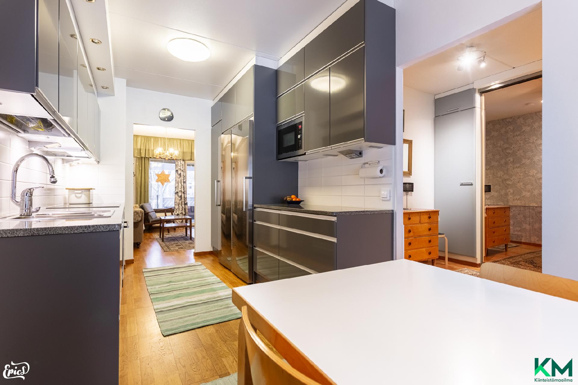 Ruokailutilasta keittiöön