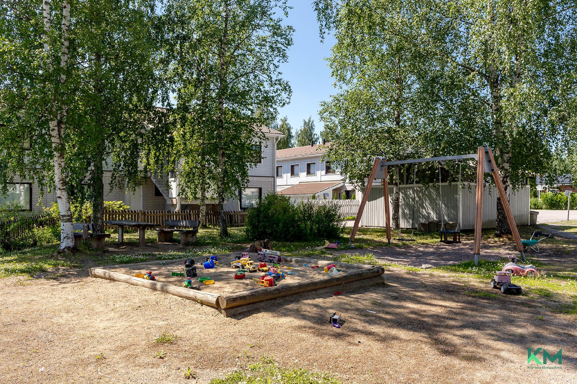 Taloyhtiön leikkipaikka.