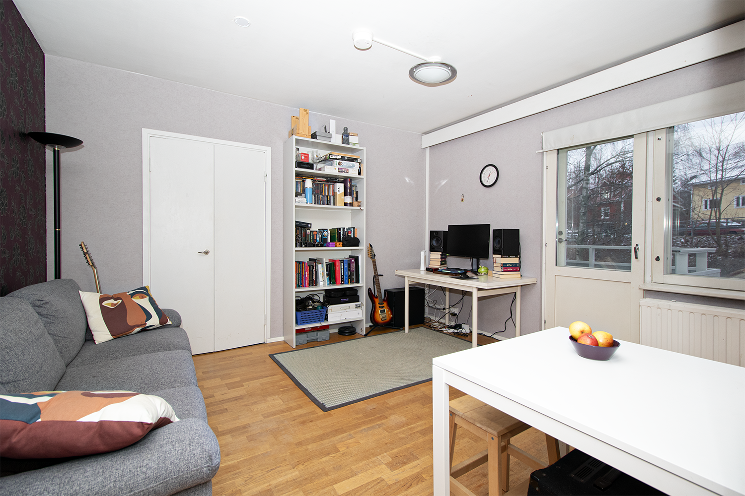 olohuoneeseen mahtuu ruokapöytä