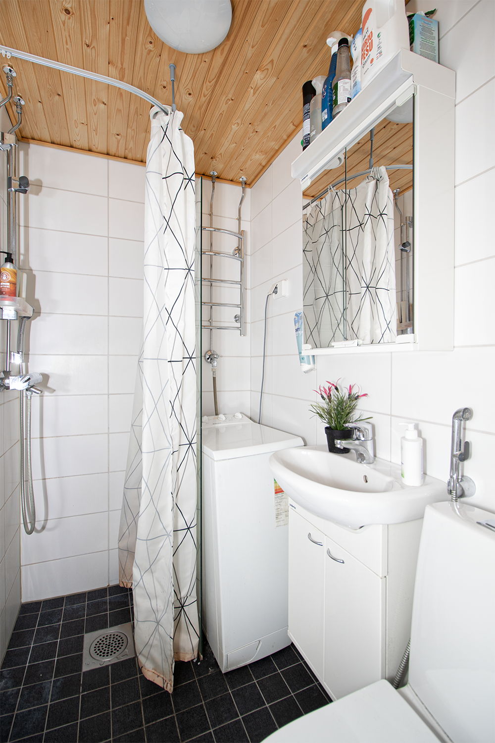 kylpyhuoneeseen mahtuu pesukone