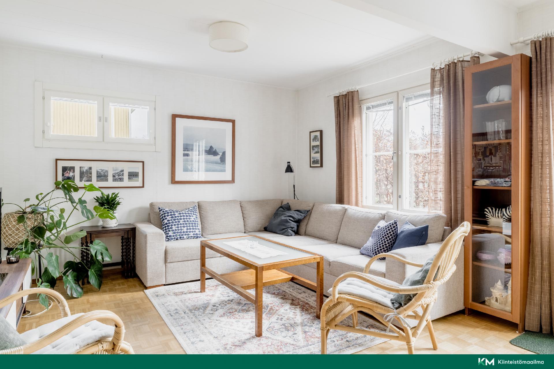 Viihtyisä ja valoisa olohuone