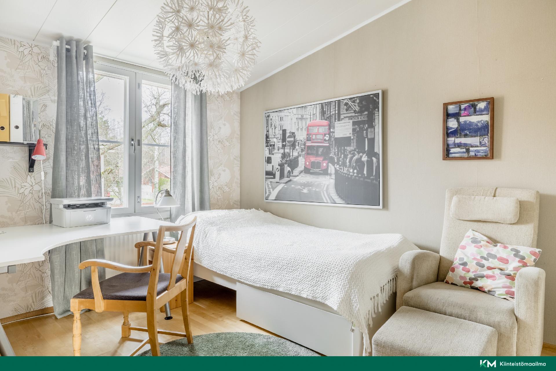 Tyylikäs työhuone - makuuhuone yhdistelmä