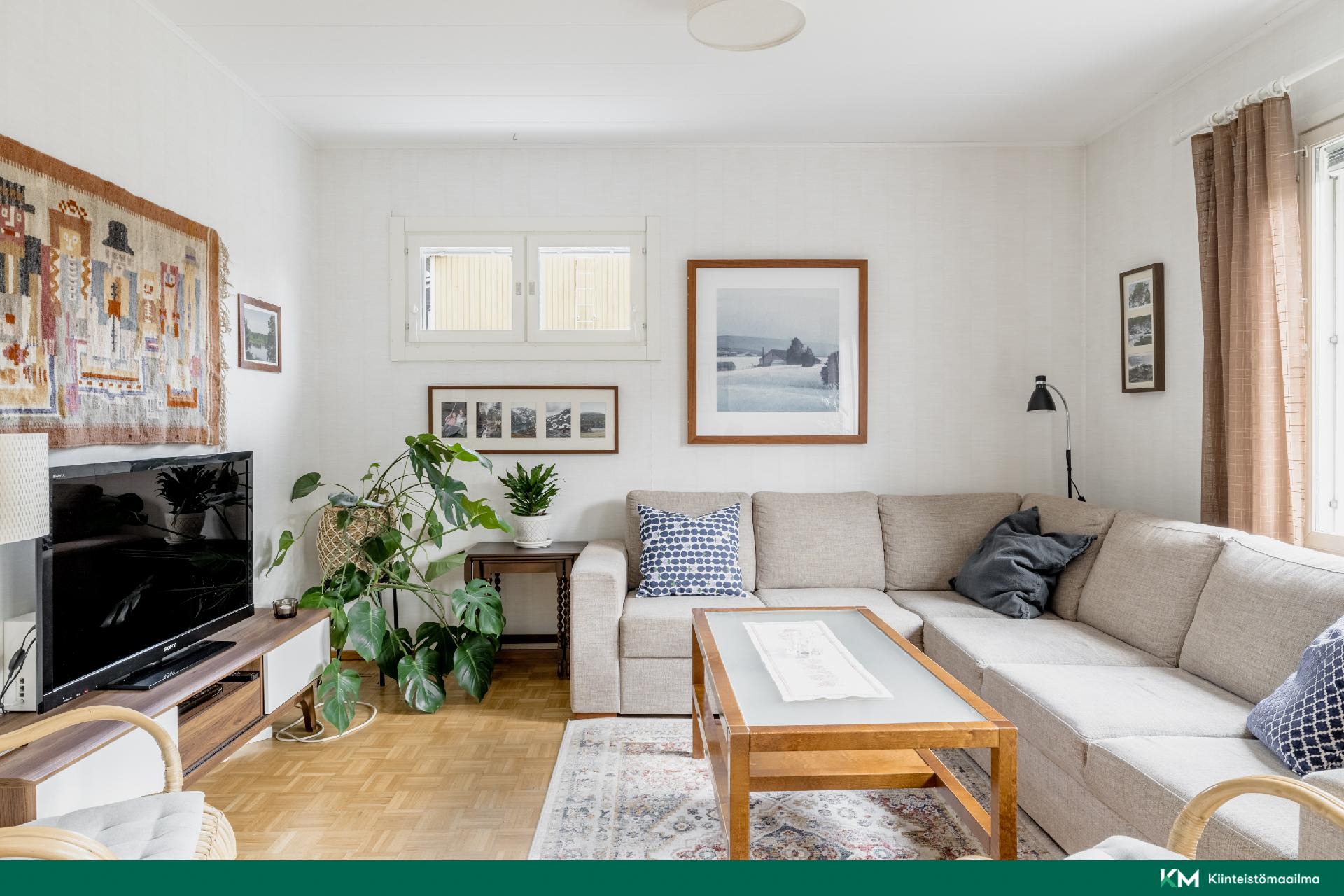 Olohuone ruokailutilan puolelta katsoen