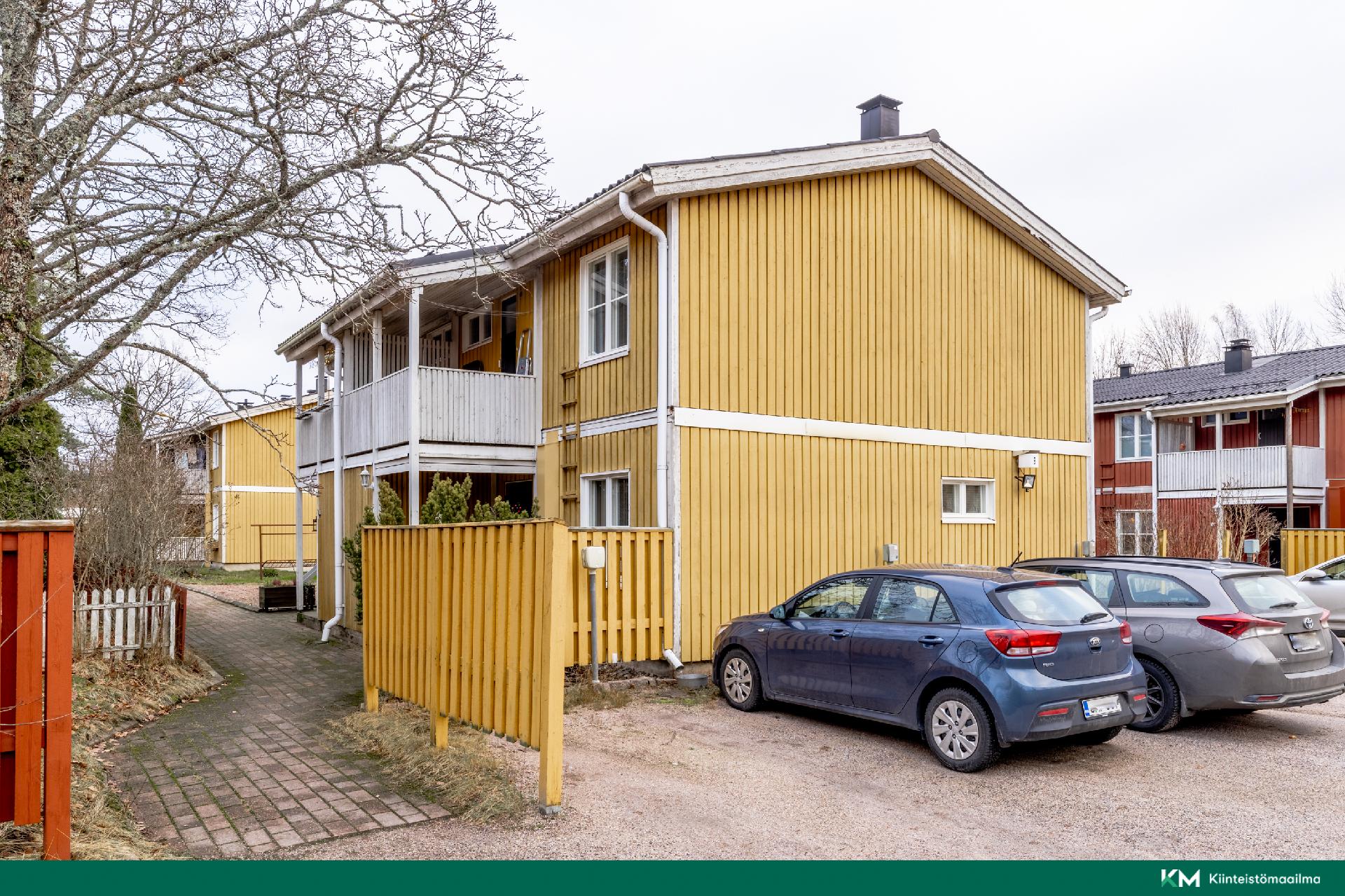 B-talo parkkialueen puolelta katsottuna