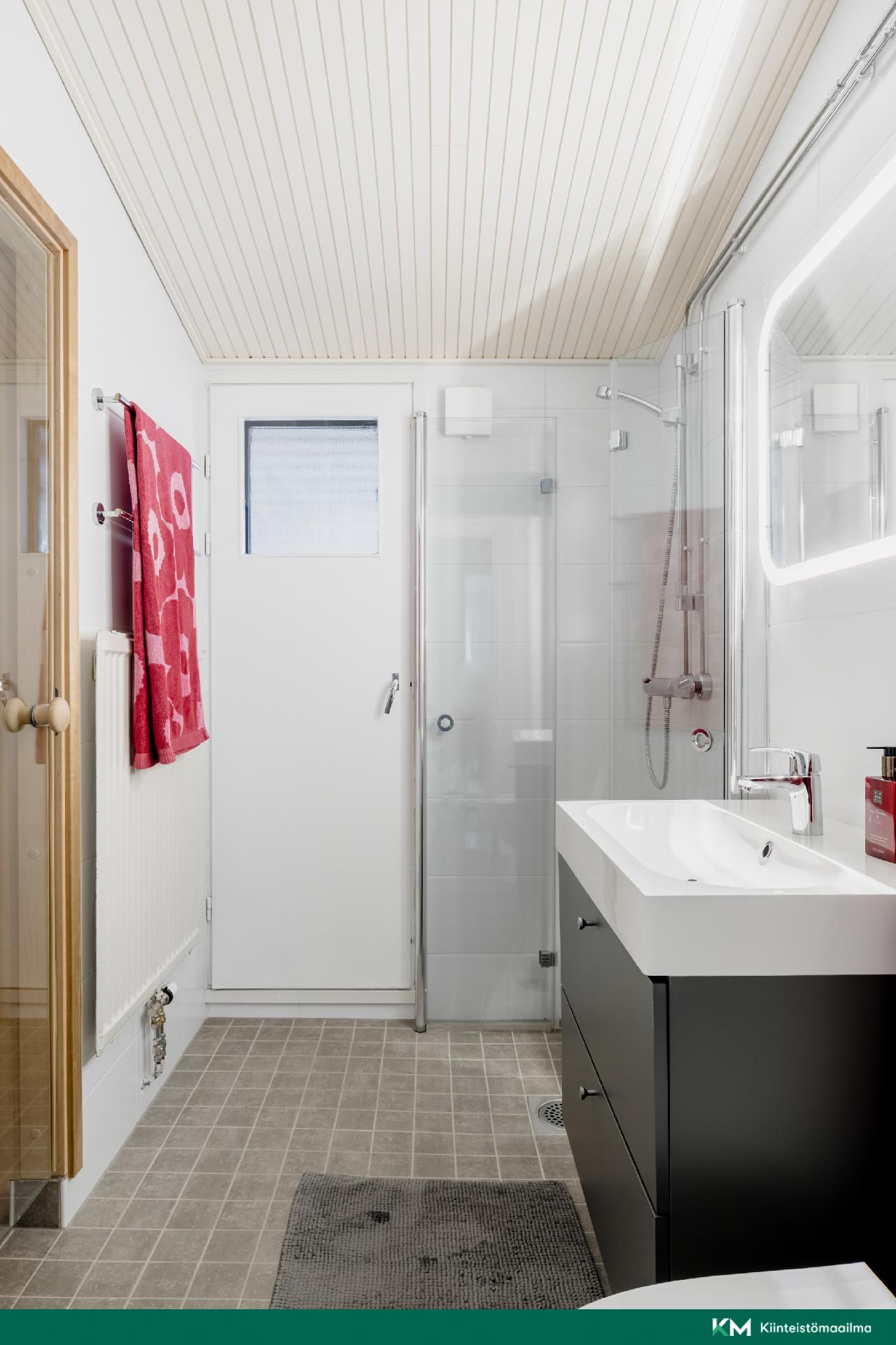 Yläkerran kylpyhuone