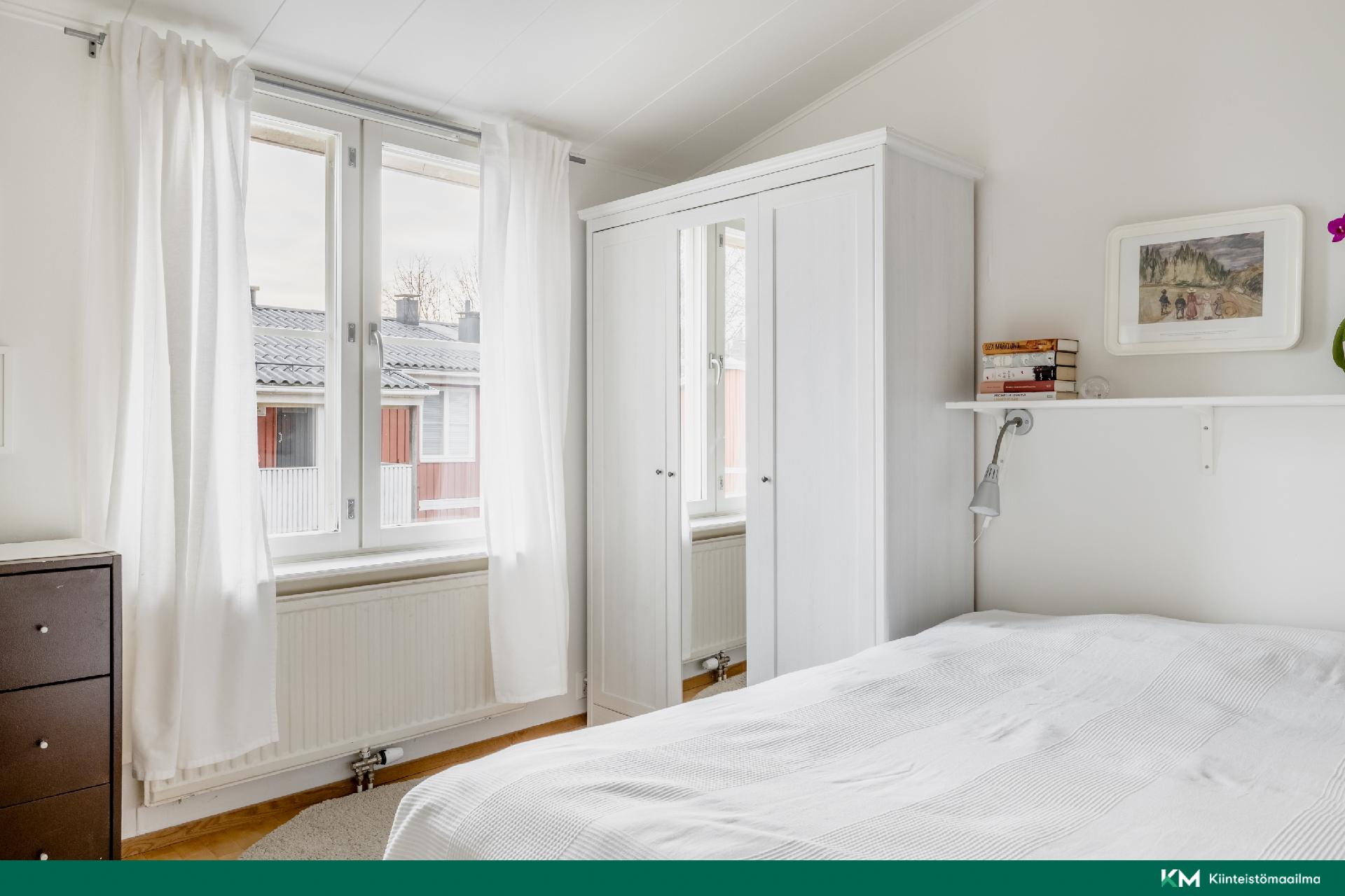 Vaaleasävyinen ja valoisa pieni makuuhuone