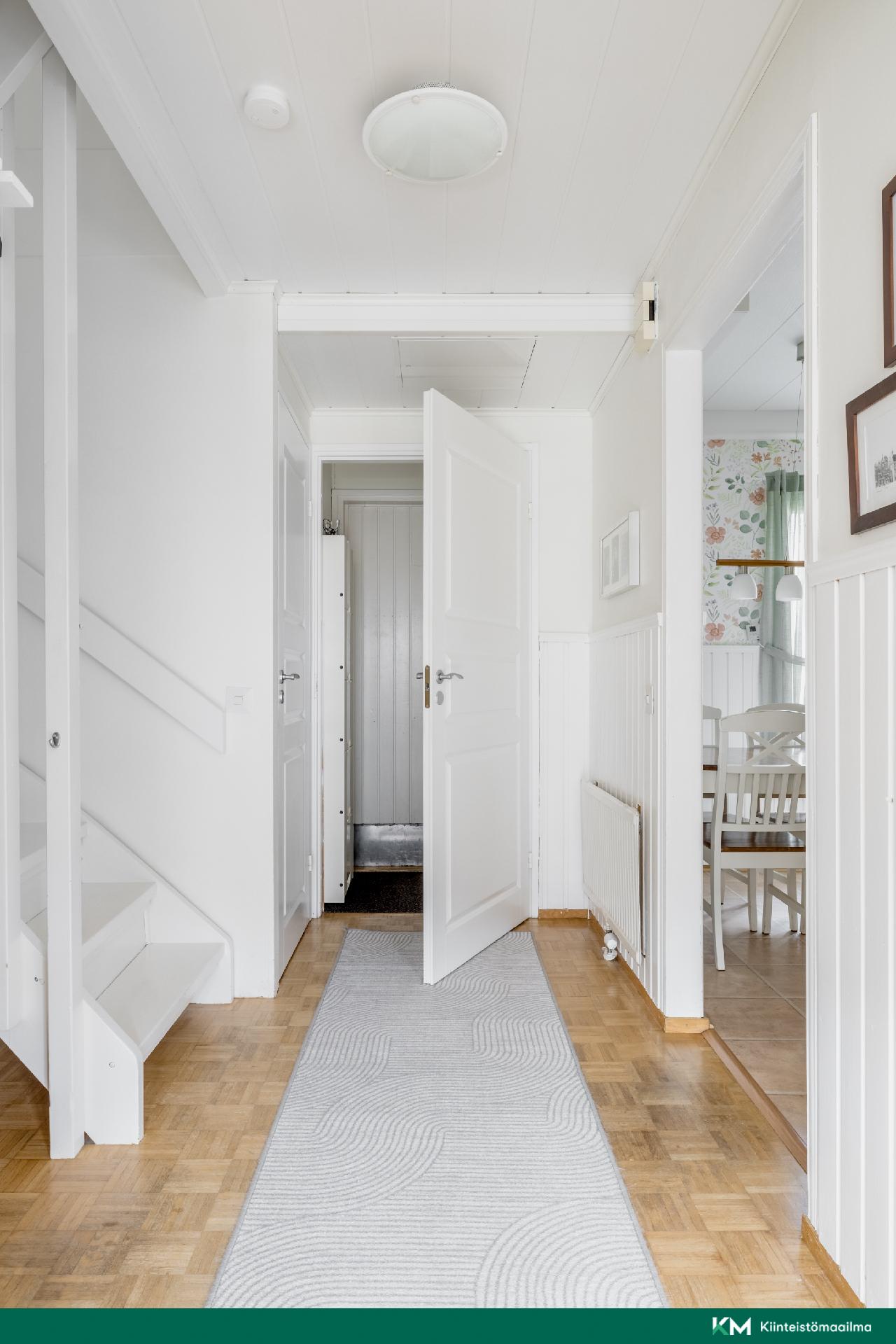 Vaaleasävyinen eteisaula