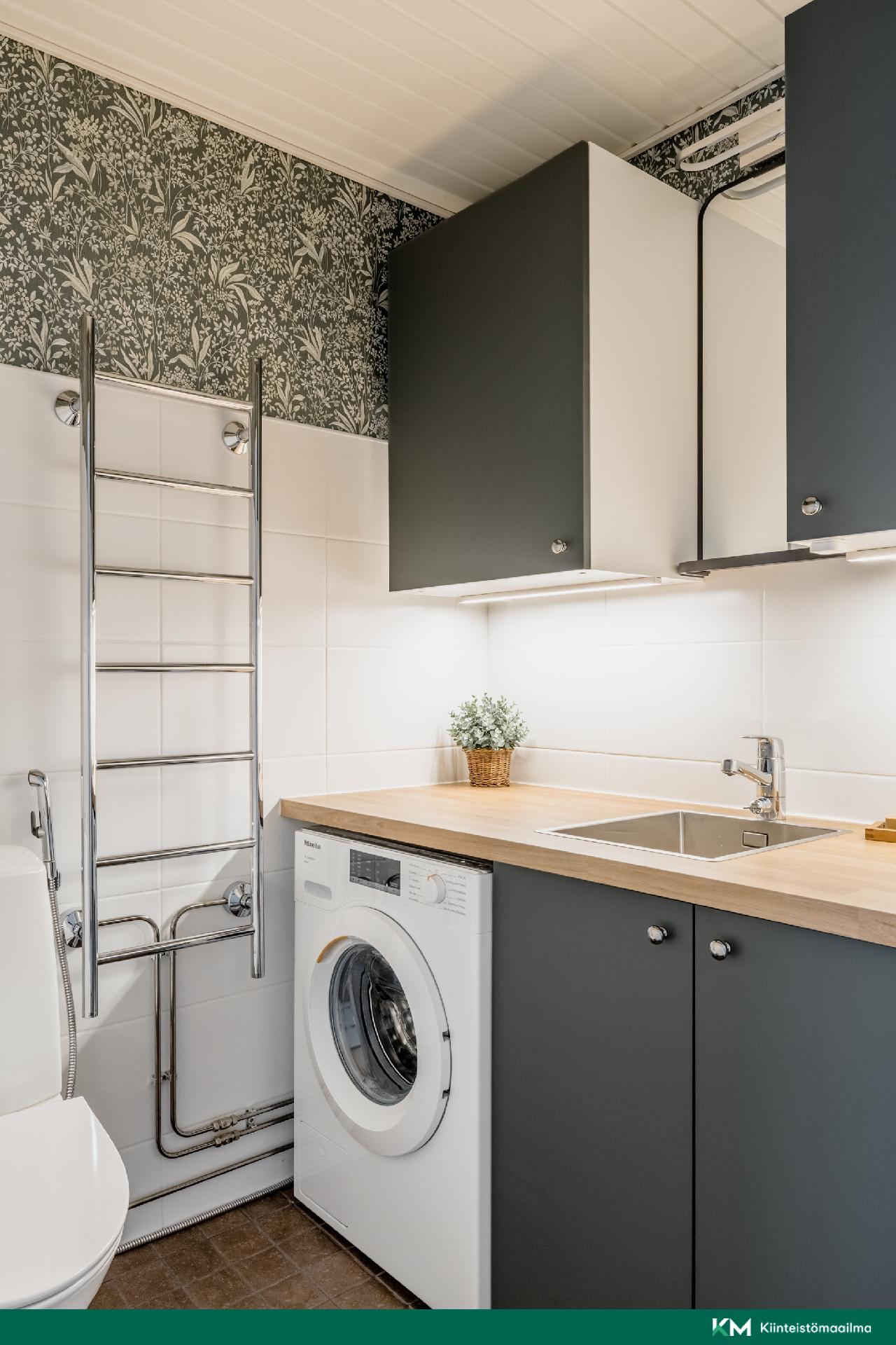 Alakerran erillinen wc