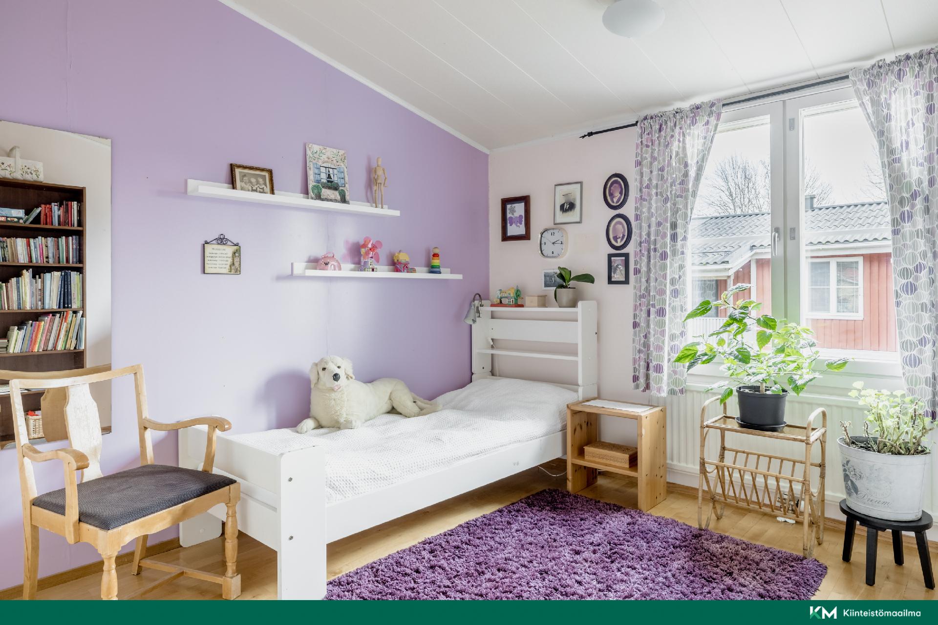 Kaunis violetin sävyinen makuuhuone