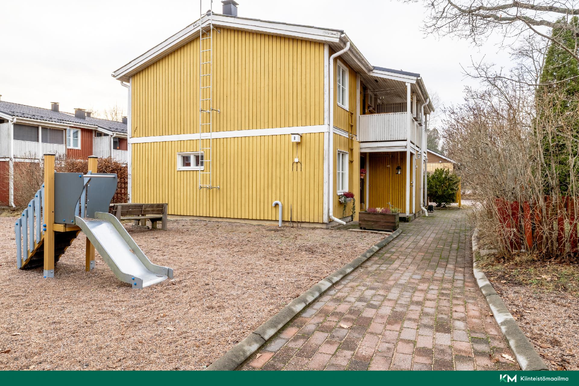 B-talo leikkialueen puolelta katsottuna