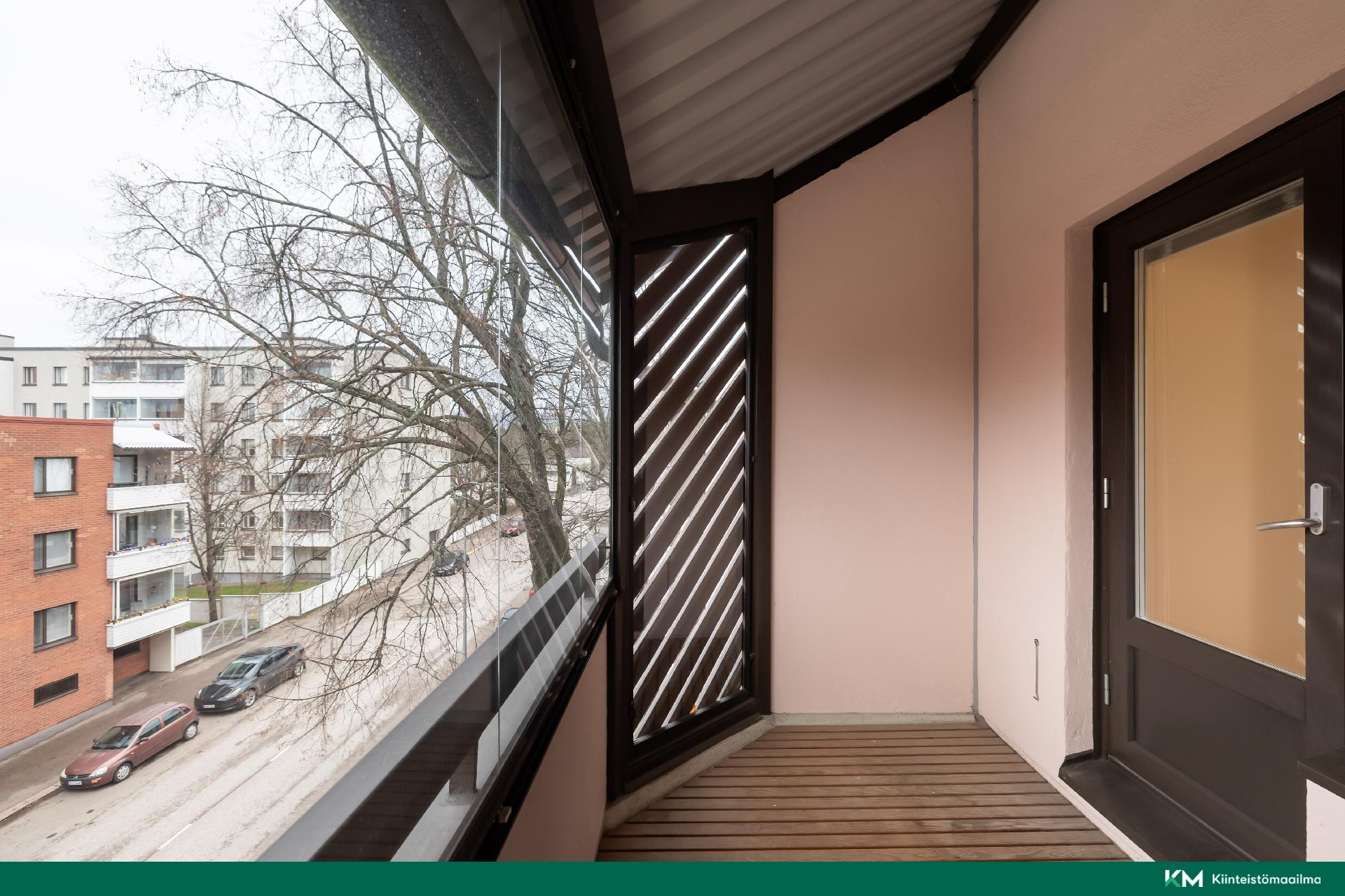 Lasitetulle parvekkeelle pääset olohuoneesta. Parveke on Puutarhakadun puolella.