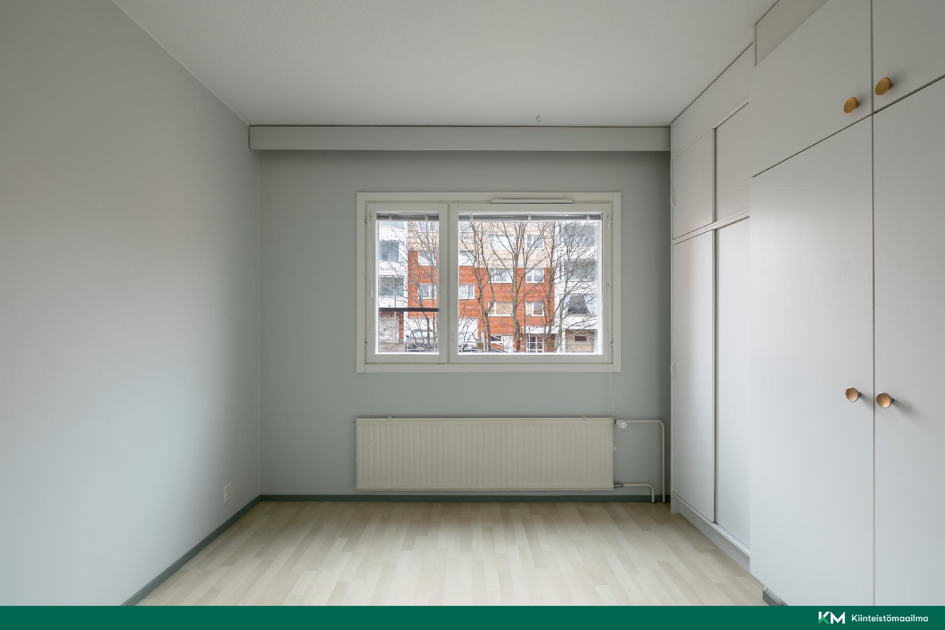 Makuuhuone on taloyhtiön sisäpihan puolella.