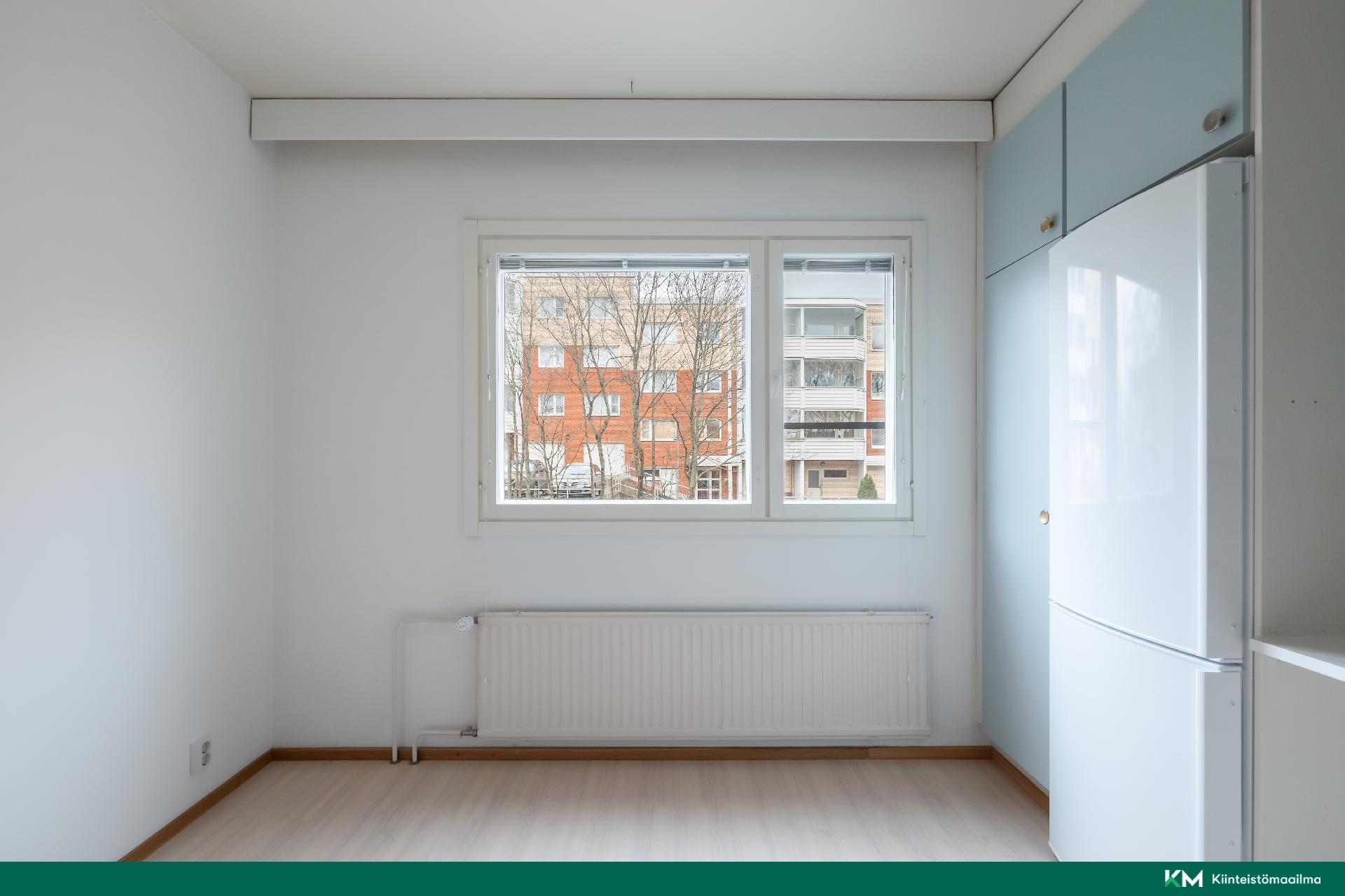 Keittiön ikkunat ovat taloyhtiön sisäpihalle.