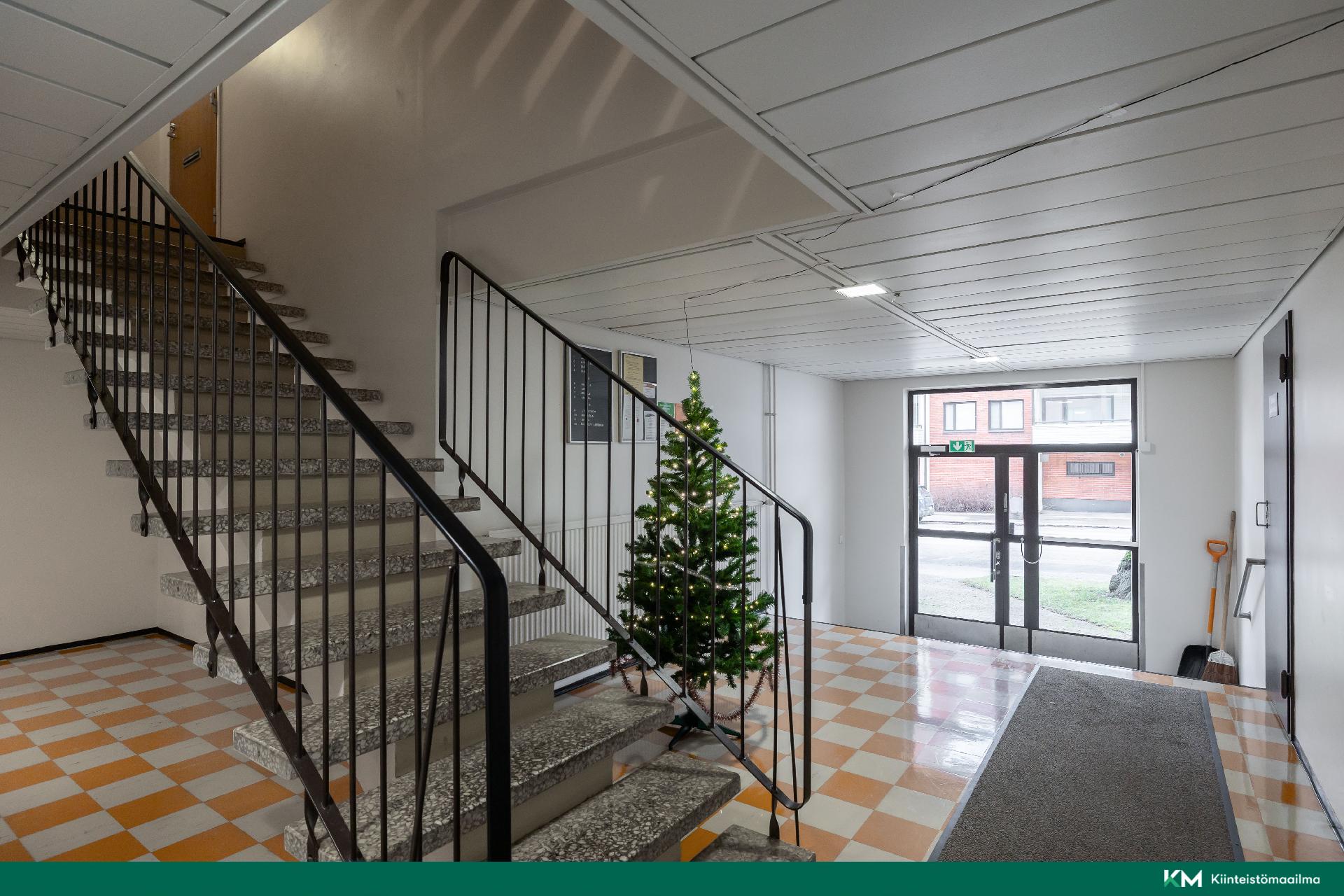 Vaikka hissiä ei ole, niin rappuset ovat helppokulkuiset.