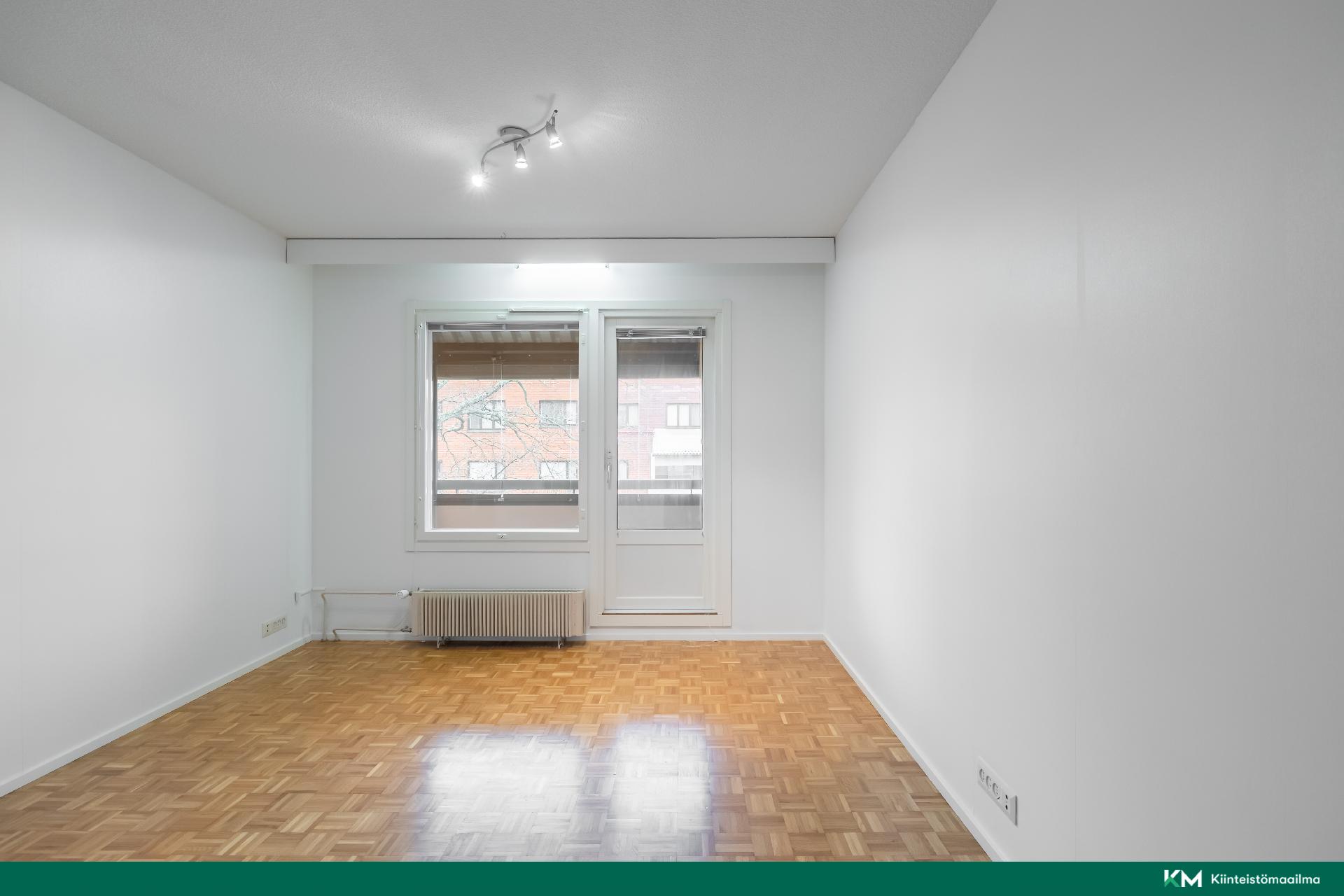 Olohuoneessa on parkettilattia, minkä voi halutessaan hioa.