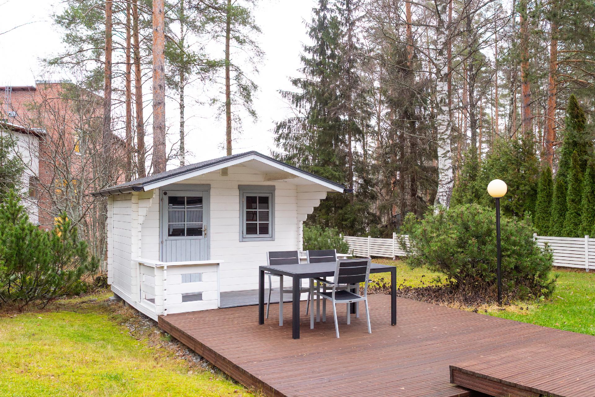 Pihassa leikkimökki