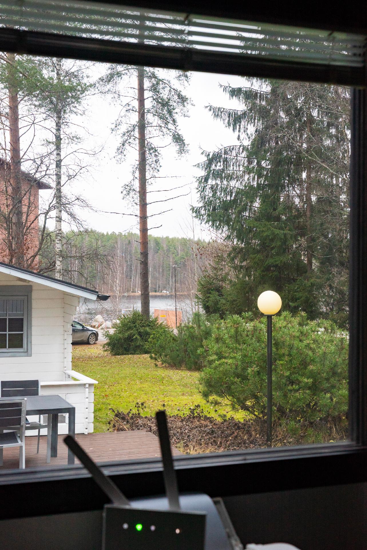 Järvinäkymää keittiöstä