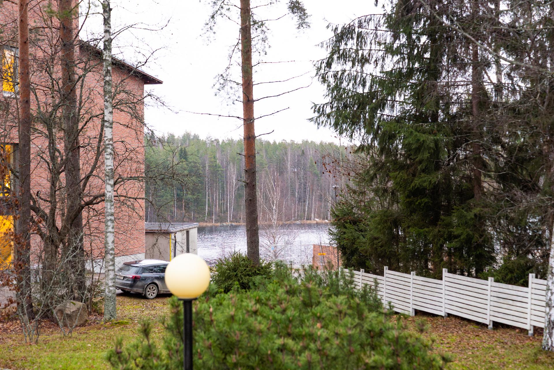 Järvinäkymää takapihalta