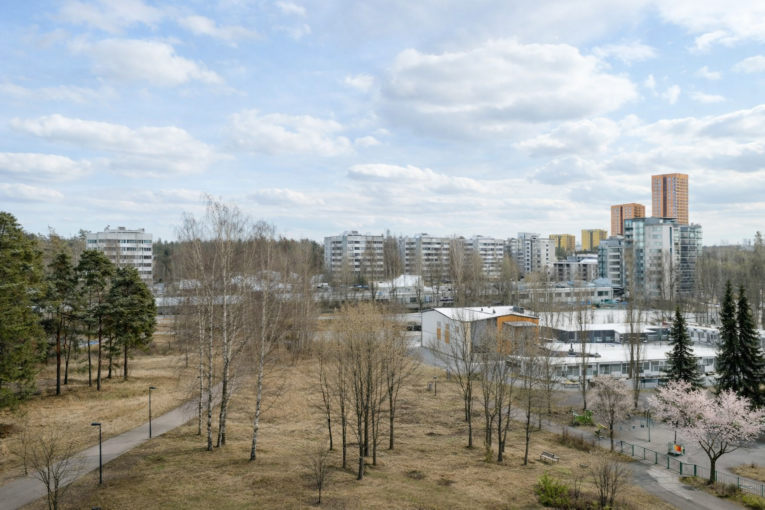 Parvekenäkymää puistoon