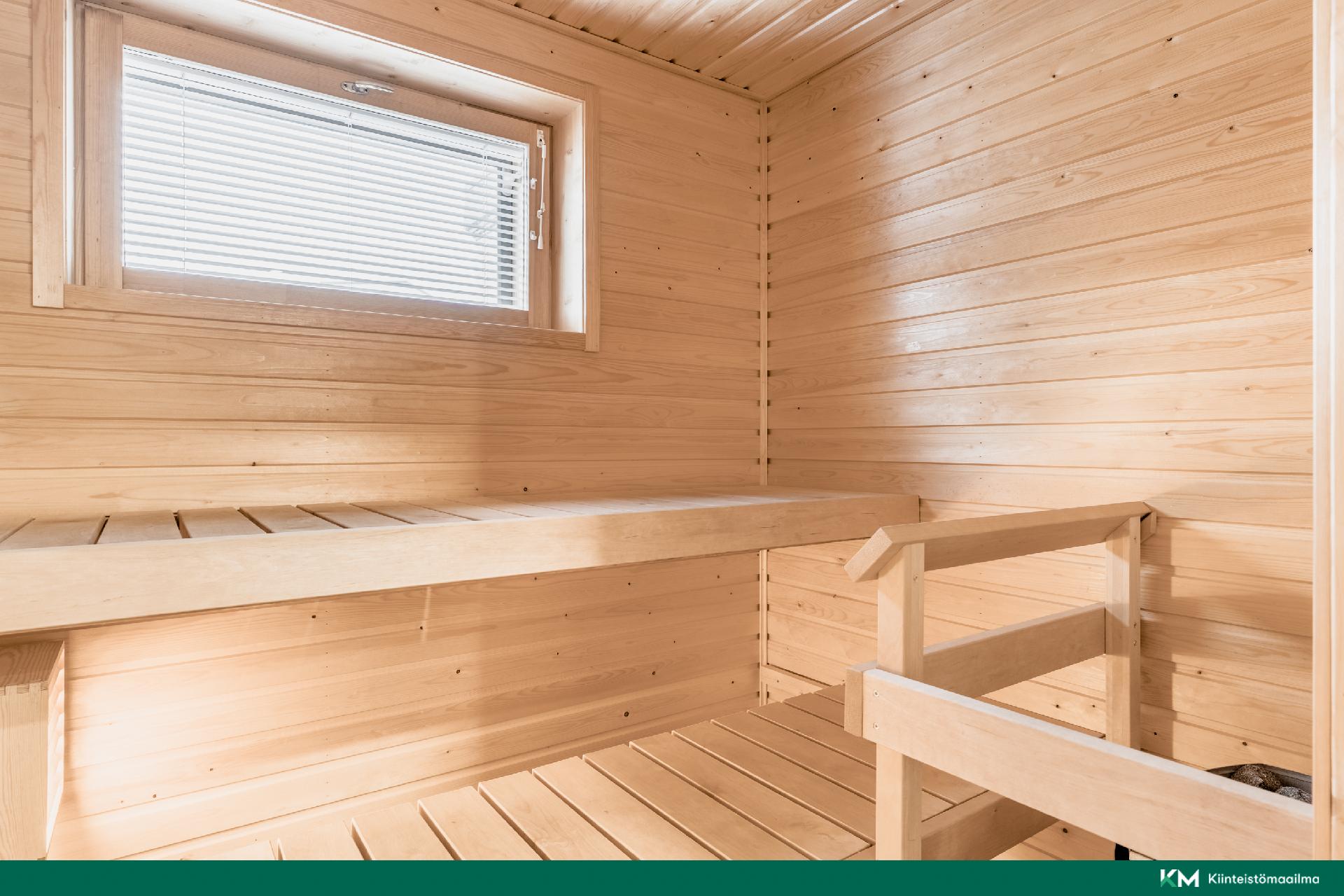 Oma ikkunallinen sauna