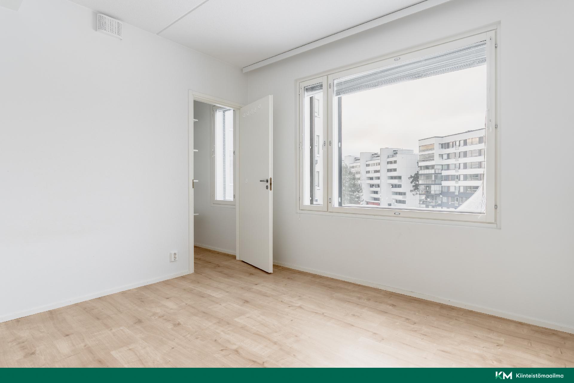 Makuuhuonessa on vaatehuone