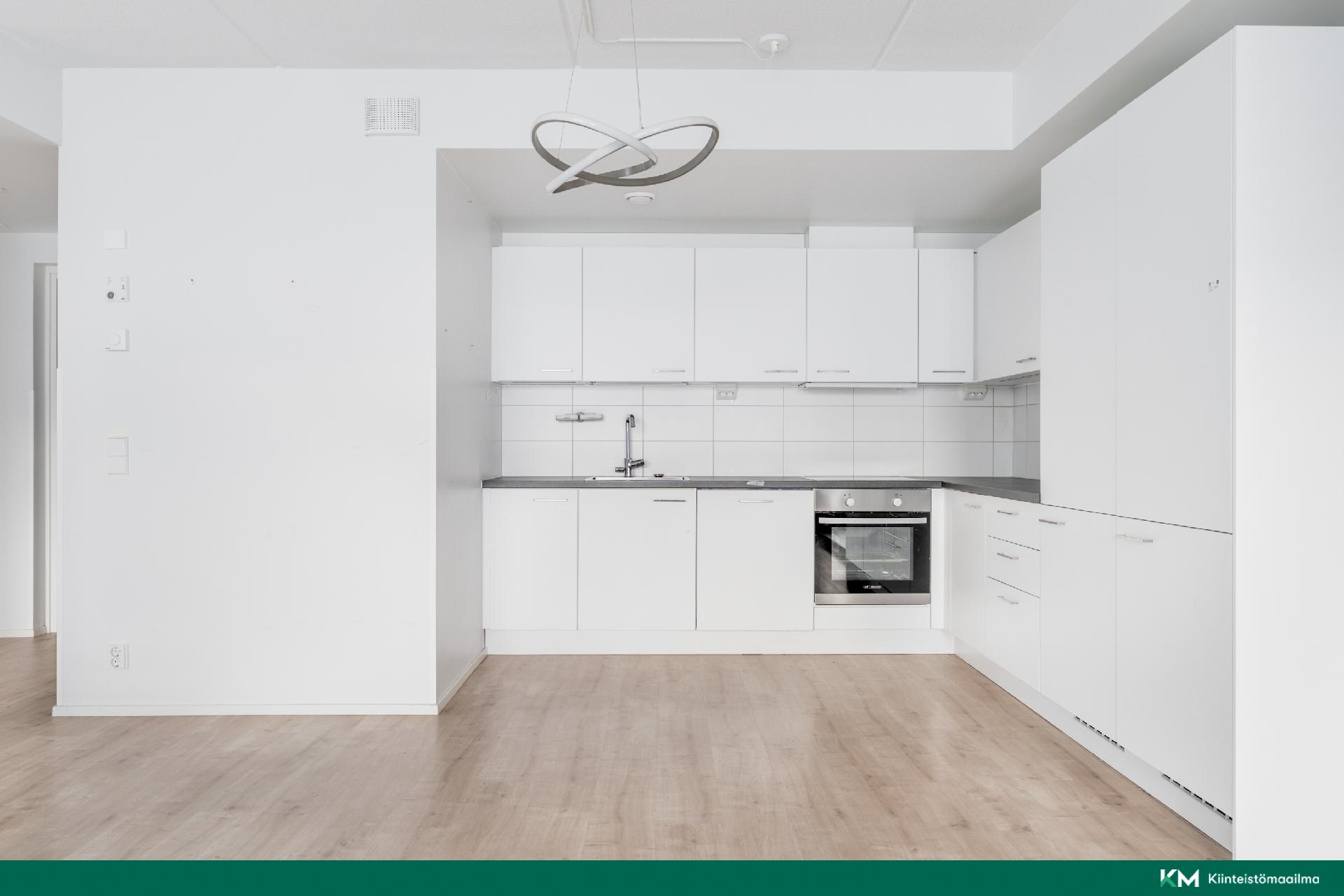 Avokeittiö yhdistyy luontevasti olohuoneeseen