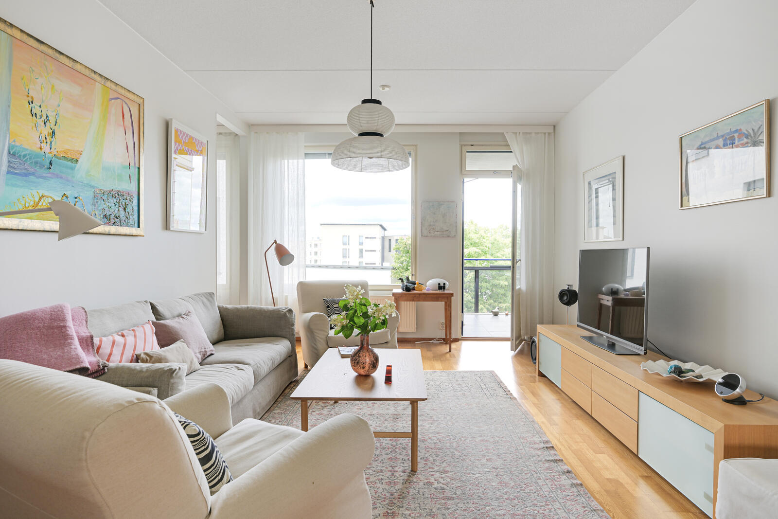 Olohuoneesta kulku tilavalle parvekkeelle