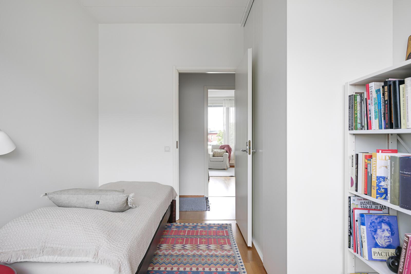 Kolmas makuuhuone oven suuntaan