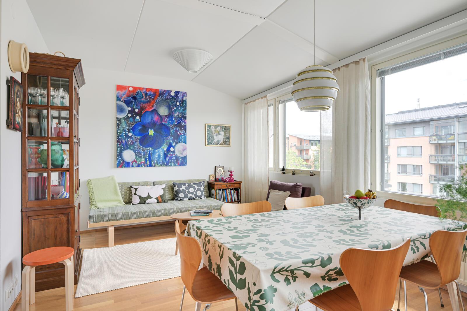 Oleskelutila keittiön yhteydessä on erotettavissa eri huoneeksi