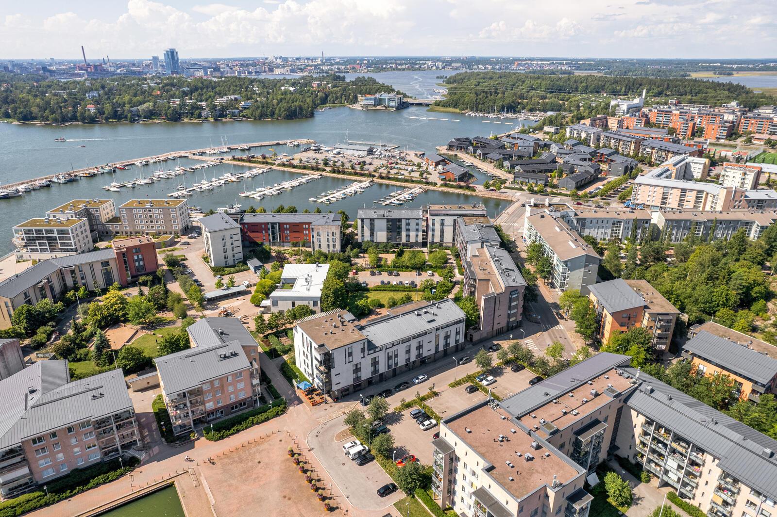 Lähikauppa ja bussipysäkki kivenheiton päässä