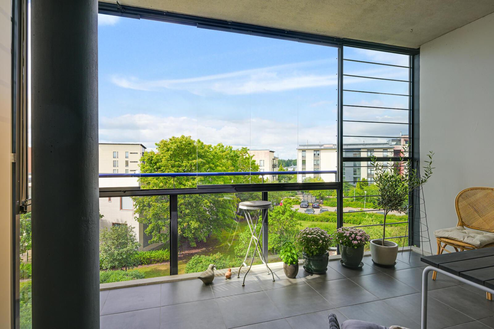 Tilavalla parvekkeella lasitus ja laattalattia