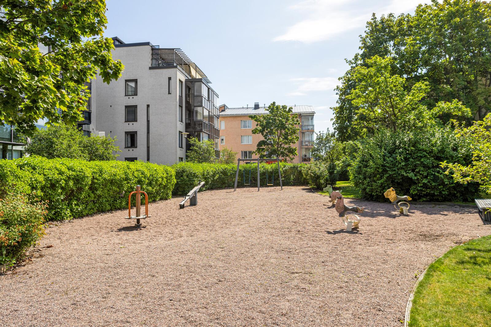 Taloyhtiön viihtyisää leikkipihaa