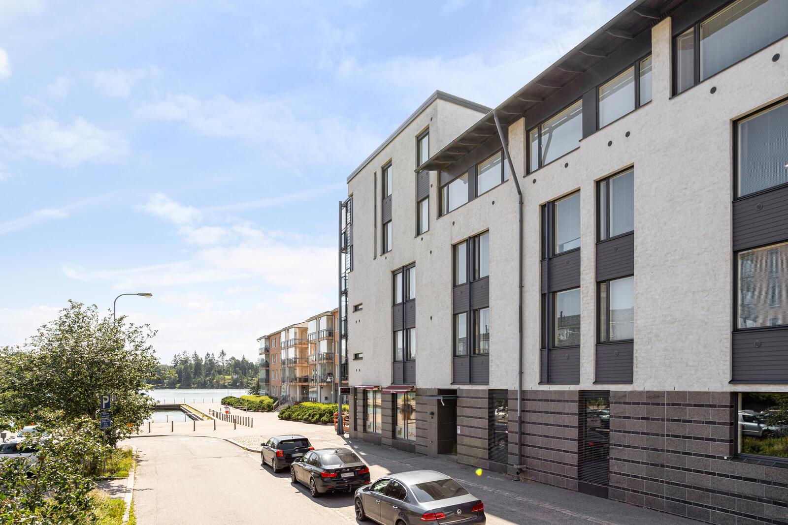 Julkisivu Benktankujan puolelta