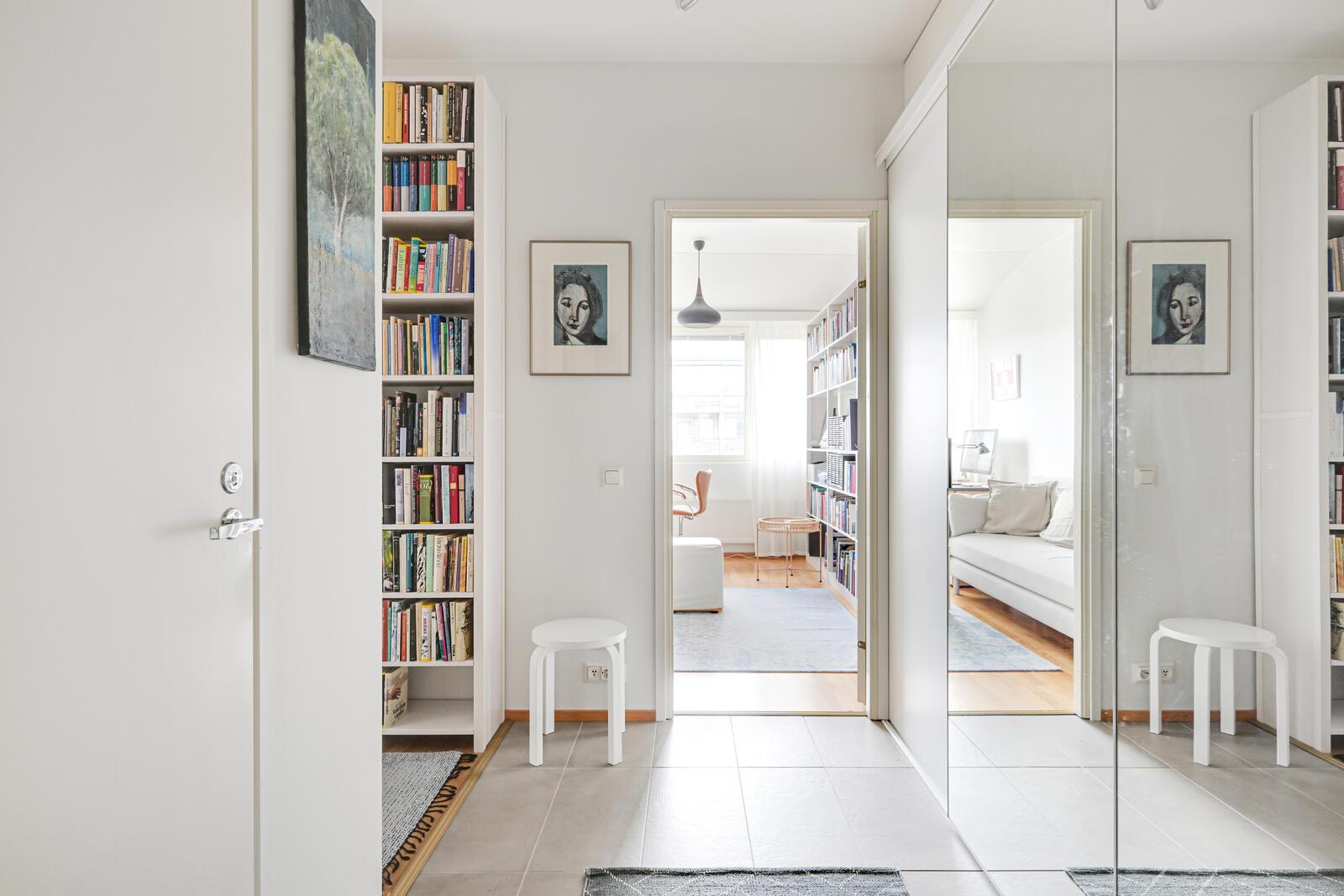 Eteisestä makuuhuoneiden suuntaan