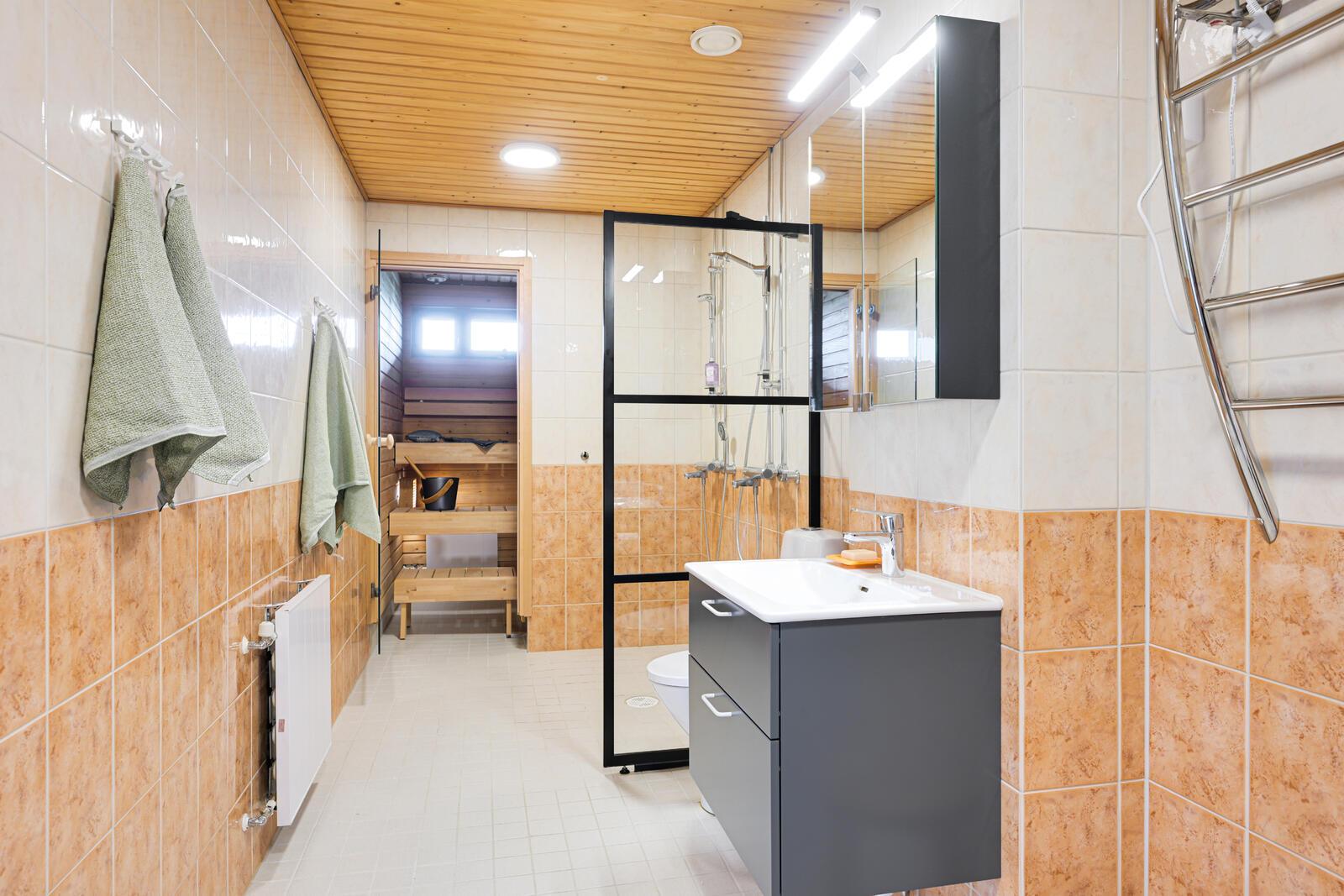 Tilava saunaosasto kahdella suihkulla