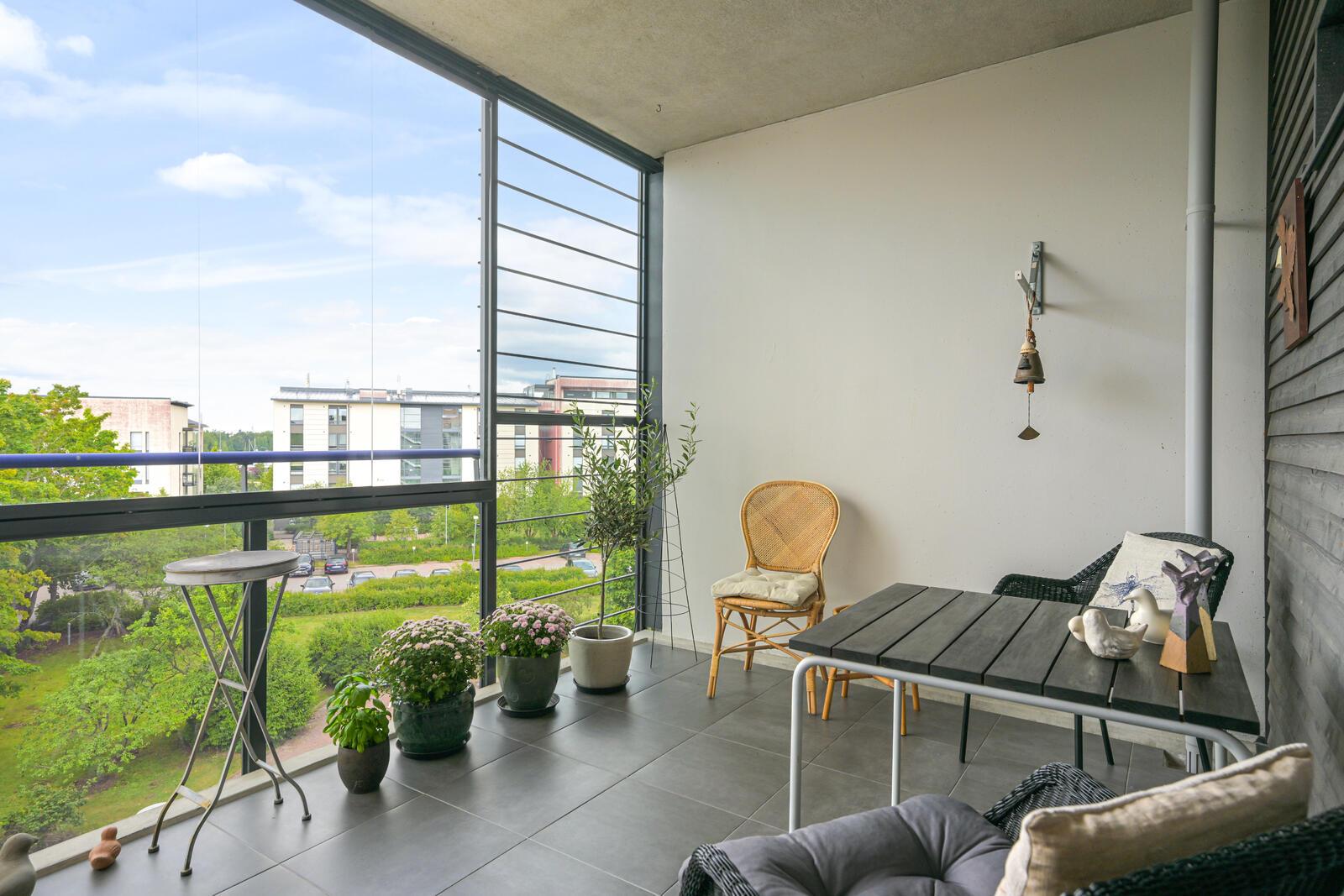 Parvekenäkymät avaralle sisäpihalle