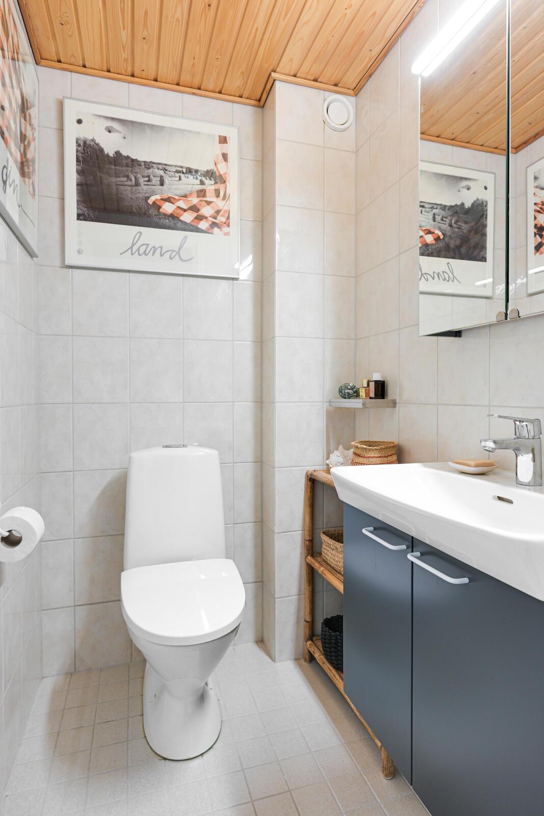 Erillis wc:n kalusteet on uusittu 2022