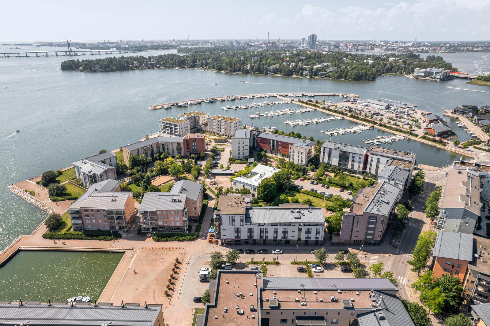 Laivalahden venesatama sijaitsee lähellä