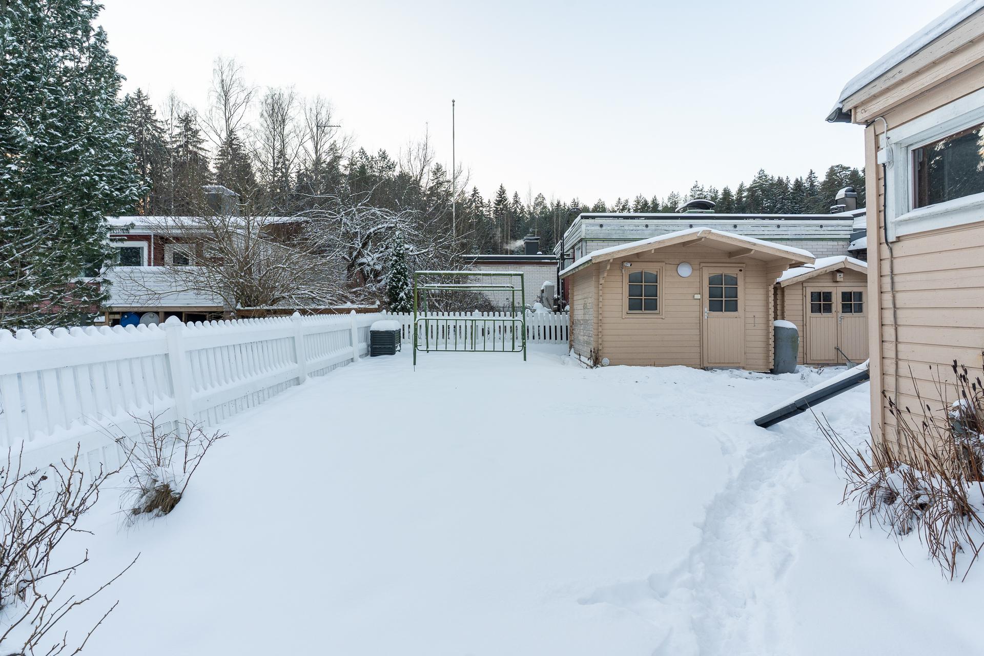 Piha on kokonaan aidattu
